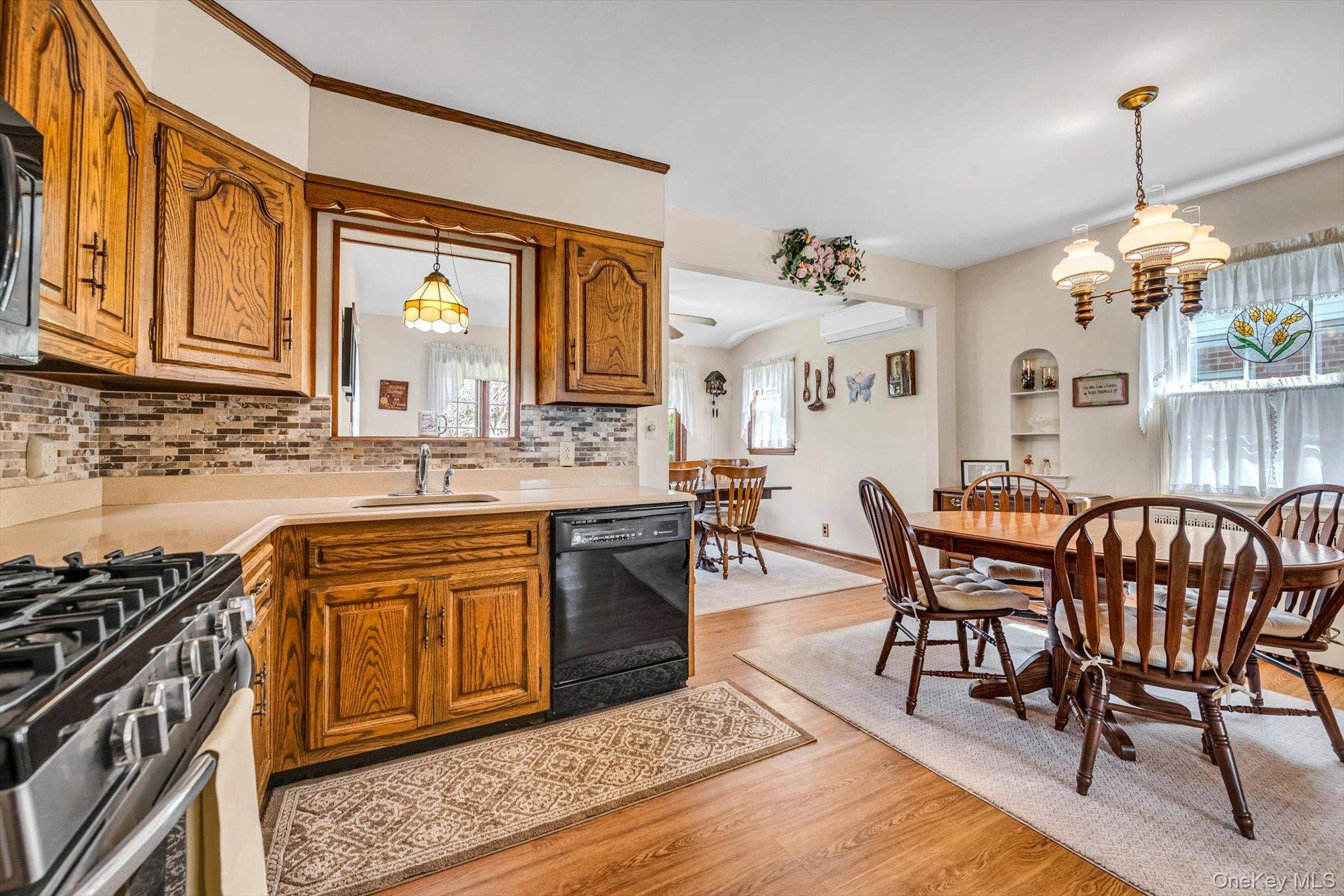 4 Bedroom Home for Sale in New Hyde Park - New York - USA - 4