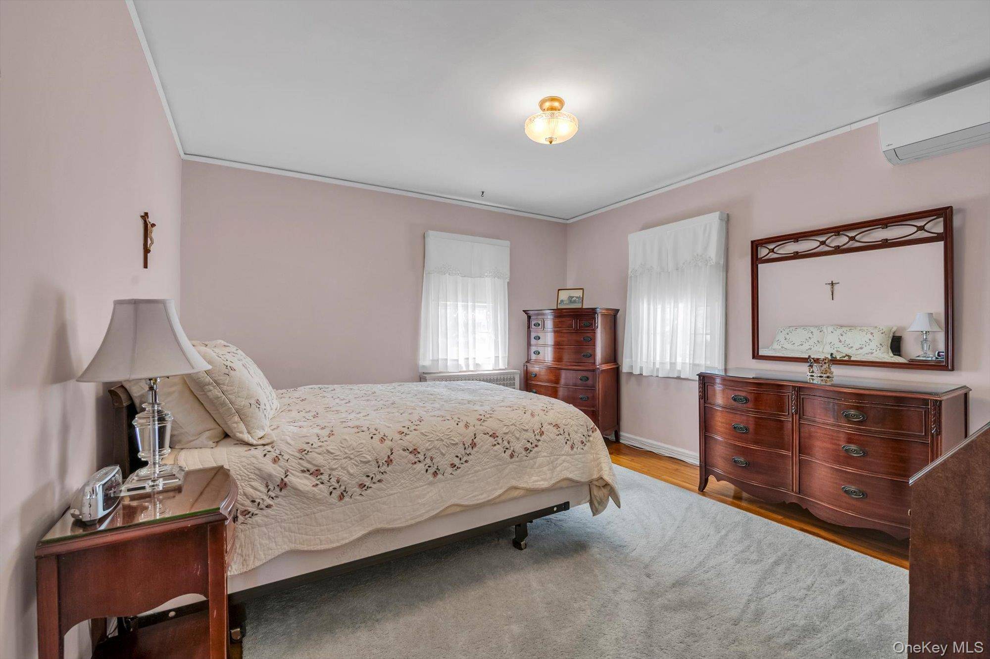 4 Bedroom Home for Sale in New Hyde Park - New York - USA - 7