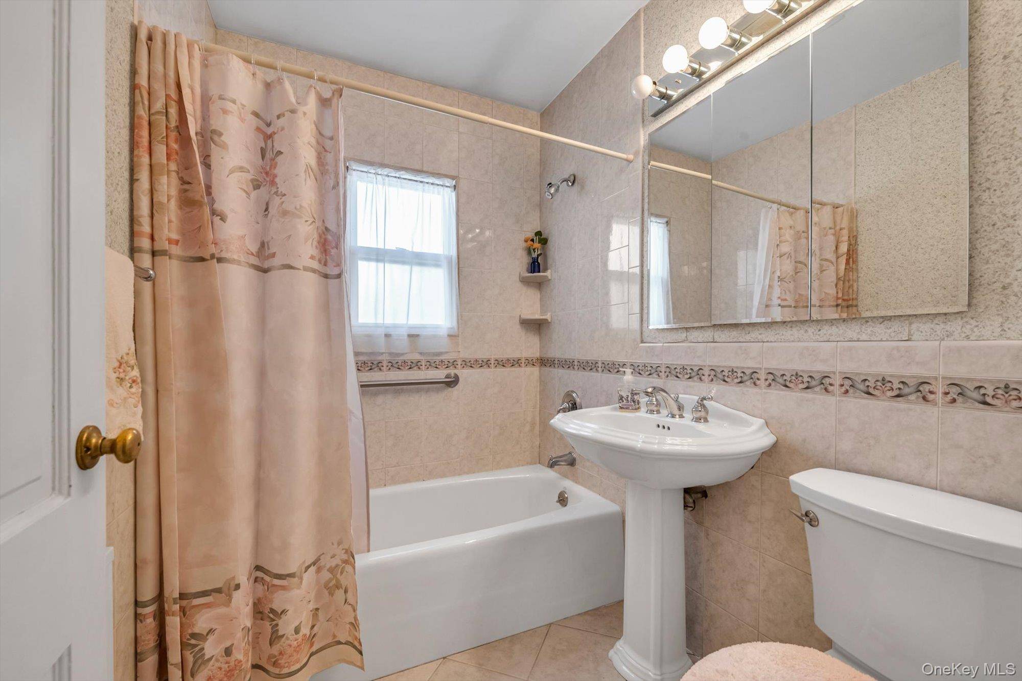 4 Bedroom Home for Sale in New Hyde Park - New York - USA - 8