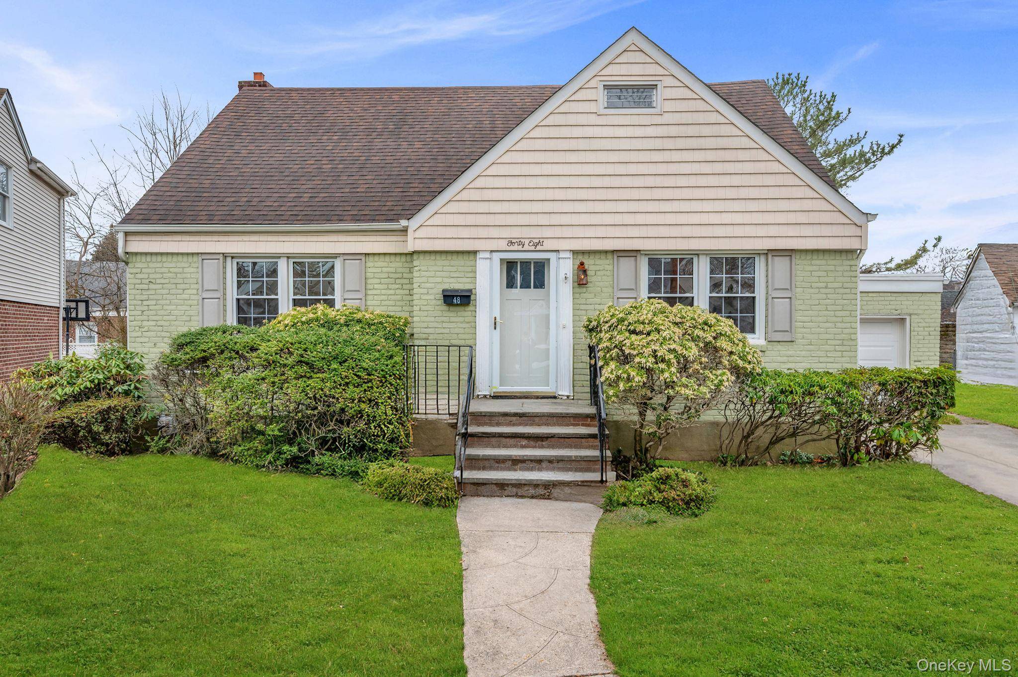 4 Bedroom Home for Sale in New Hyde Park - New York - USA - 1