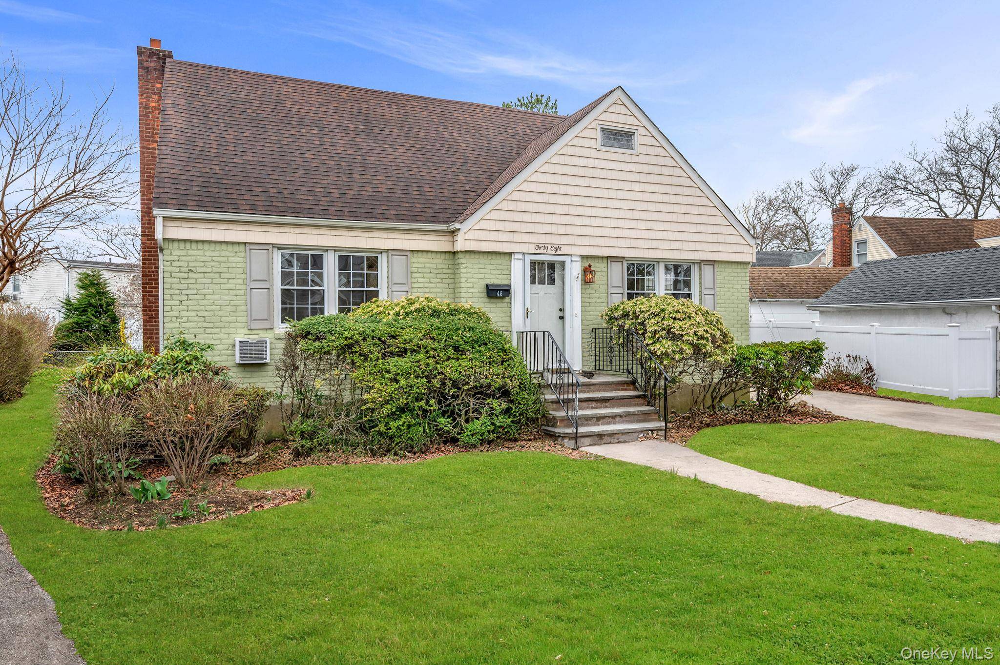 4 Bedroom Home for Sale in New Hyde Park - New York - USA - 2