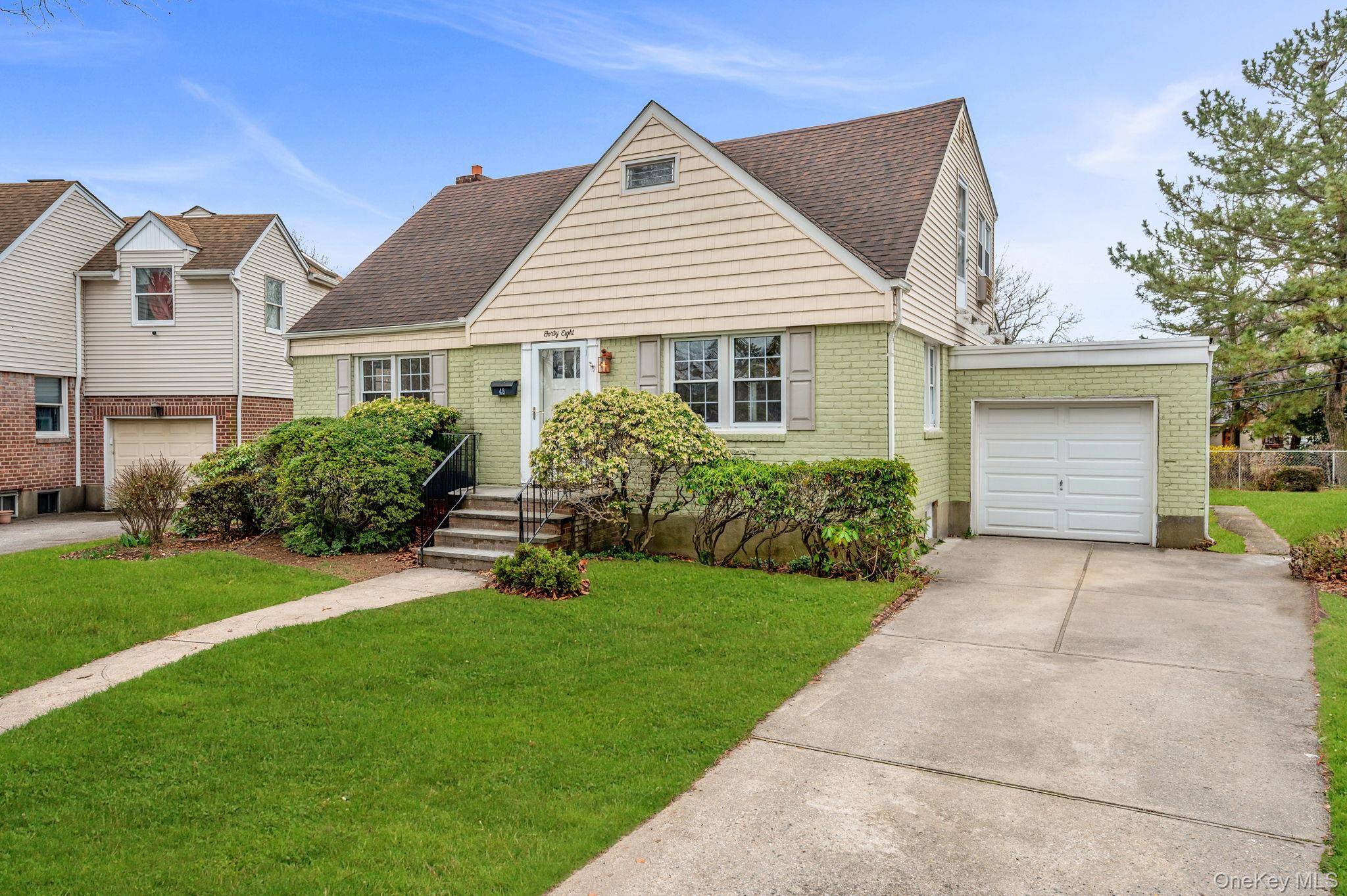 4 Bedroom Home for Sale in New Hyde Park - New York - USA - 3
