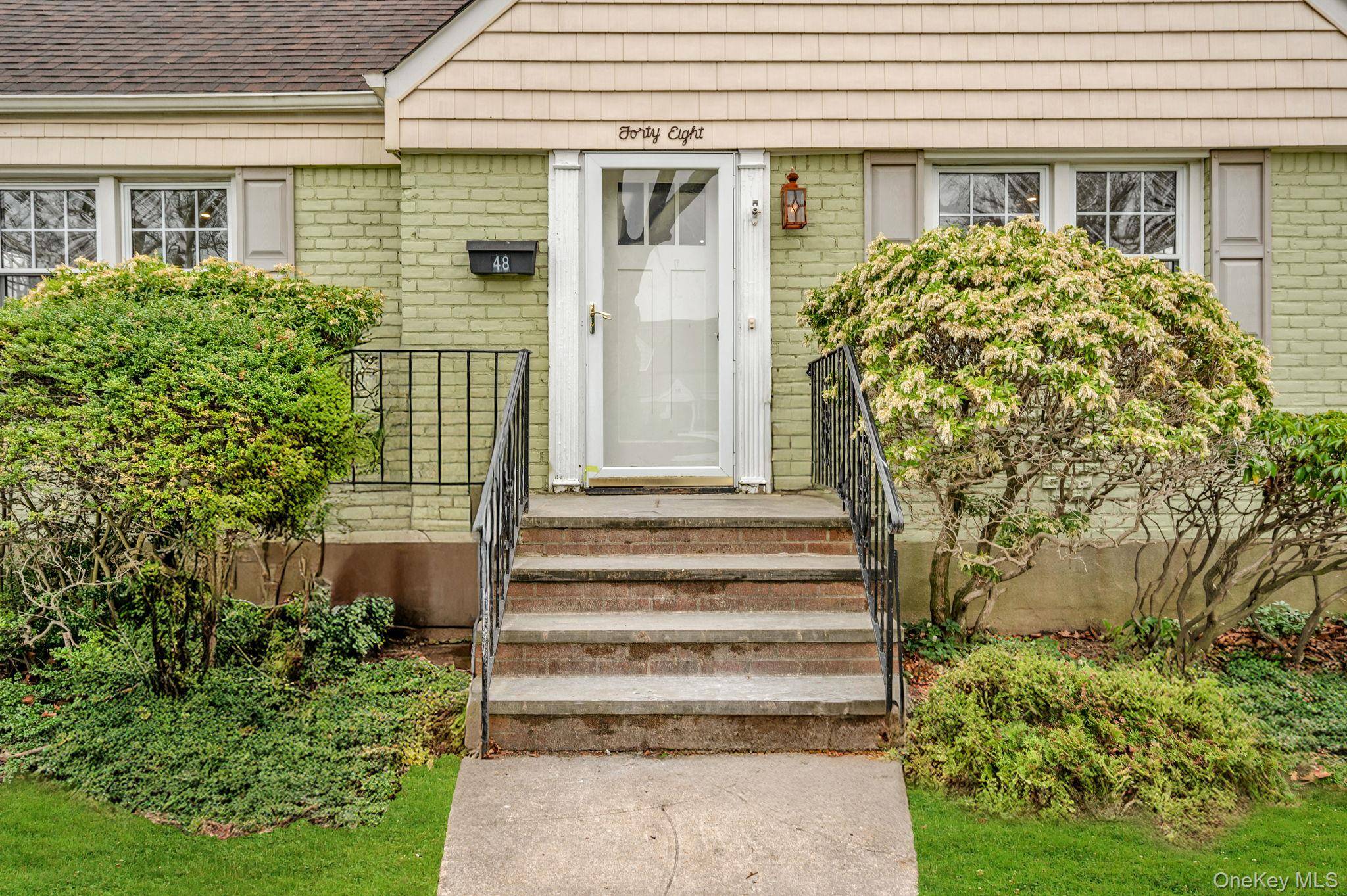 4 Bedroom Home for Sale in New Hyde Park - New York - USA - 4