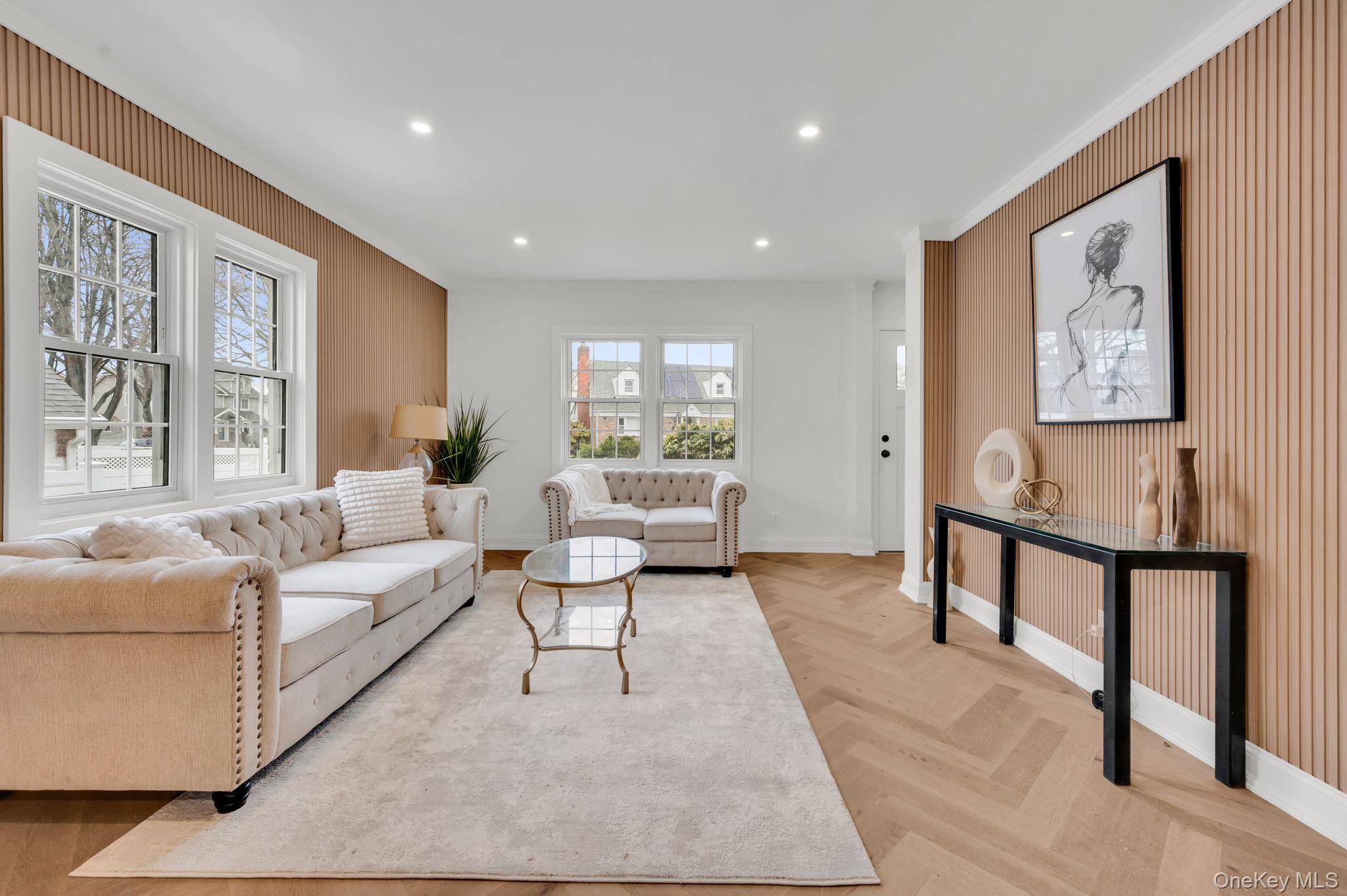 4 Bedroom Home for Sale in New Hyde Park - New York - USA - 6