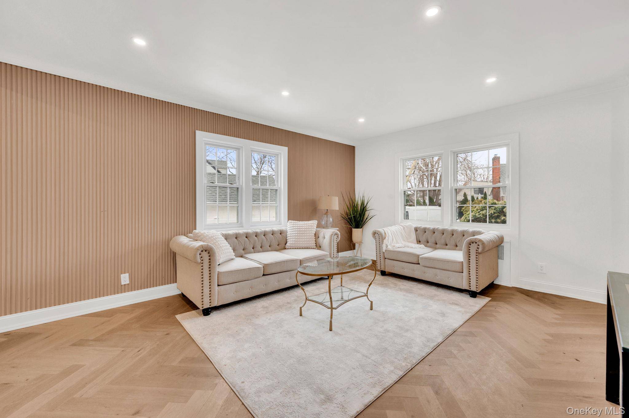 4 Bedroom Home for Sale in New Hyde Park - New York - USA - 7