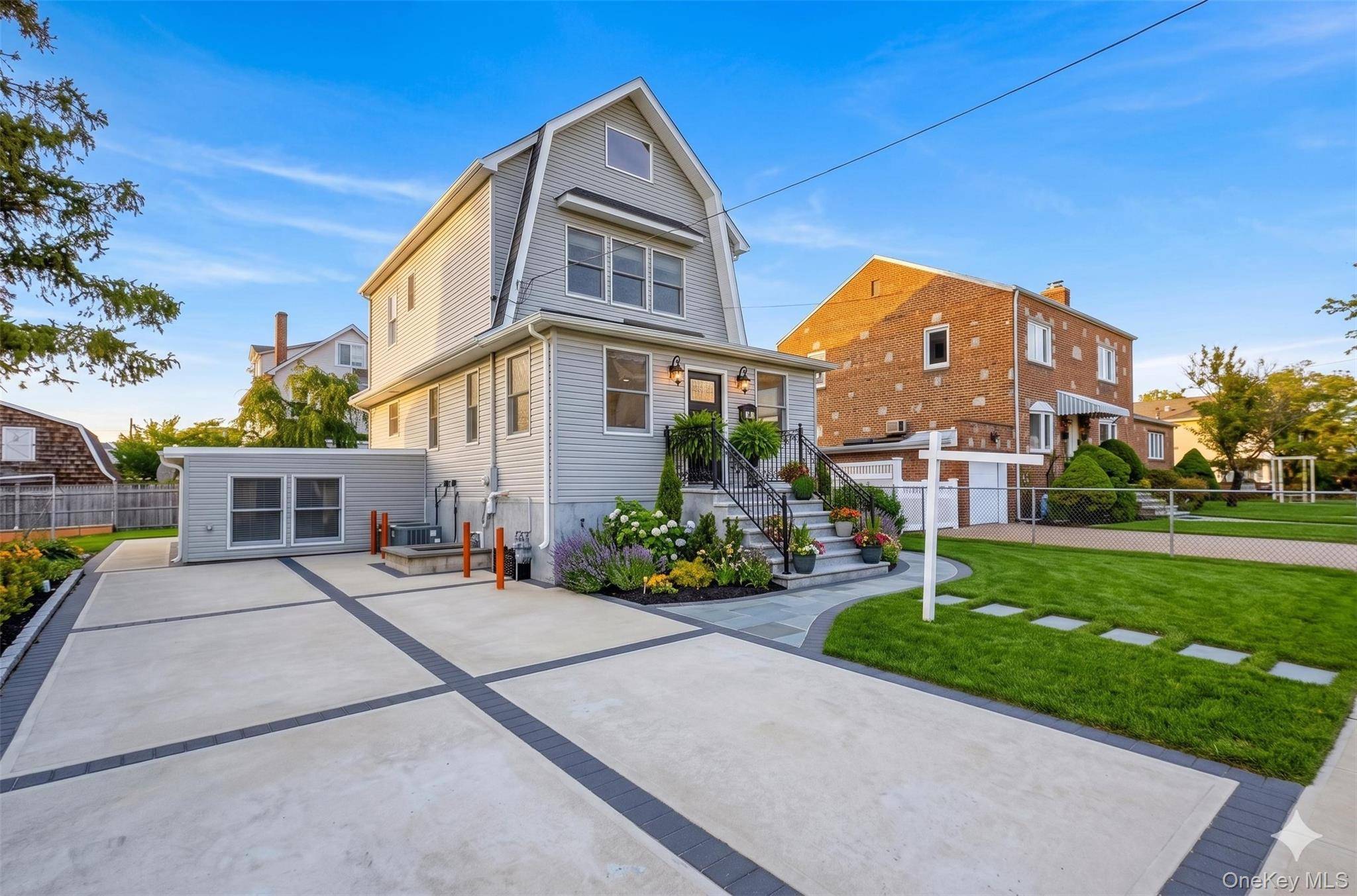 Hogar con 4 Dormitorios en Venta en New Hyde Park - Nueva York - EE. UU. - 1