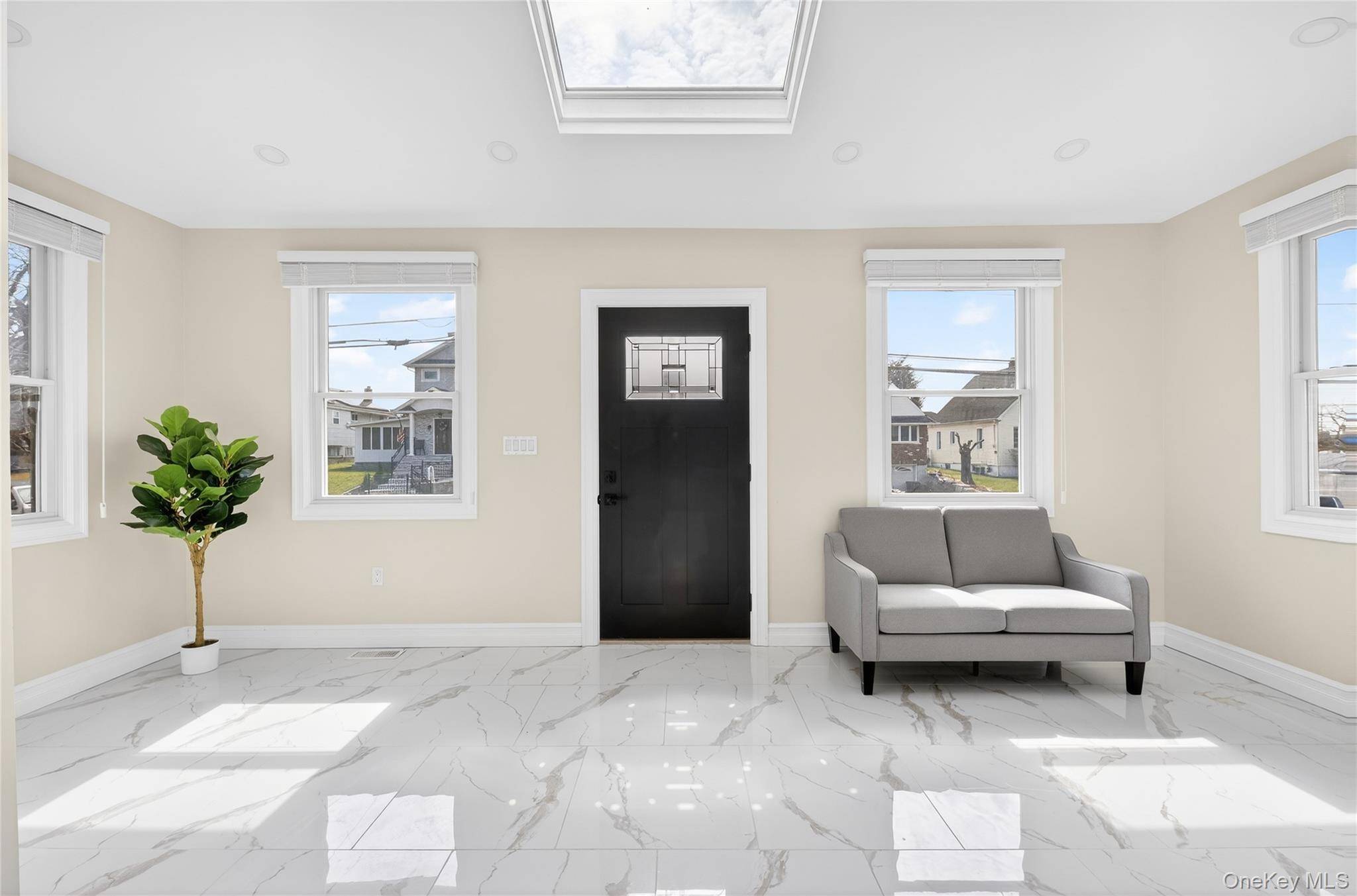 Hogar con 4 Dormitorios en Venta en New Hyde Park - Nueva York - EE. UU. - 2