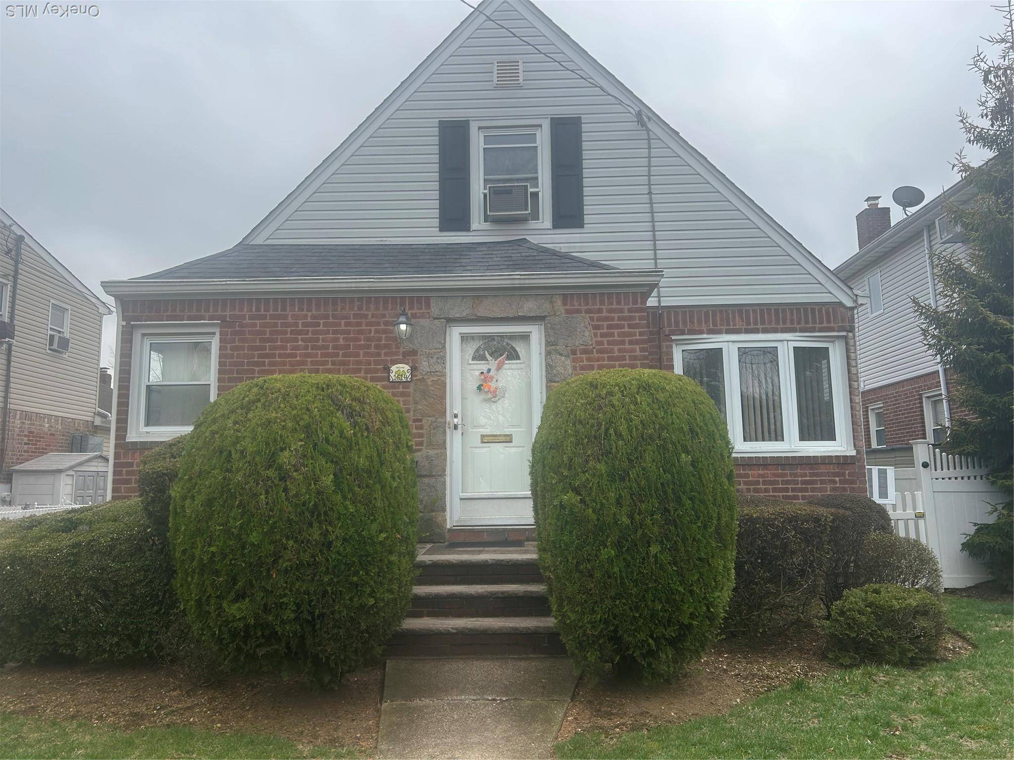 4 Bedroom Home for Sale in New Hyde Park - New York - USA - 1