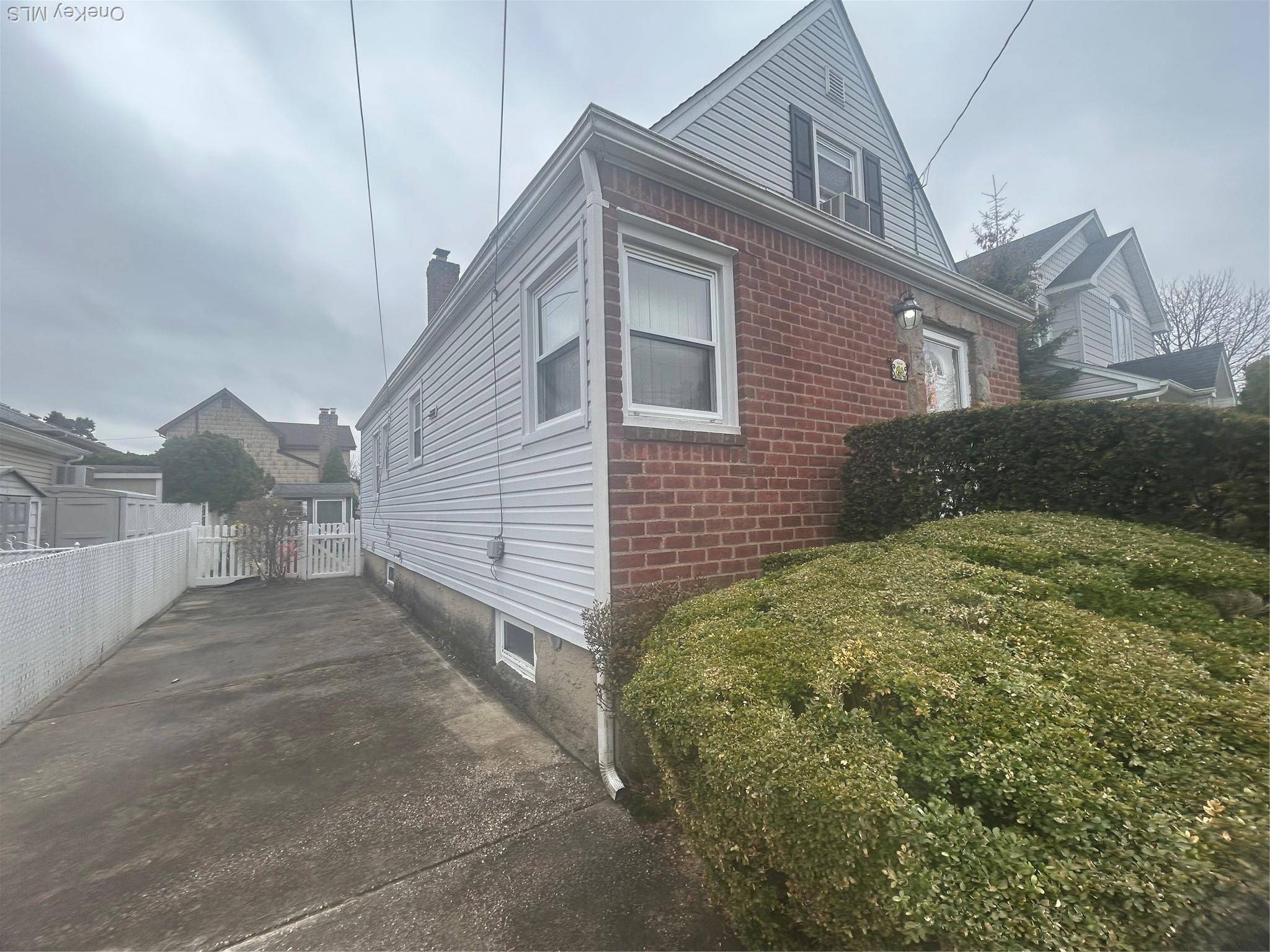 4 Bedroom Home for Sale in New Hyde Park - New York - USA - 2