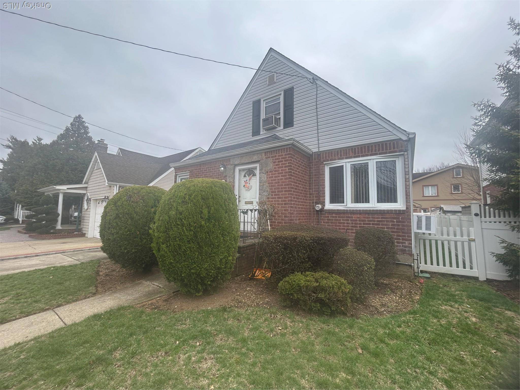 4 Bedroom Home for Sale in New Hyde Park - New York - USA - 3