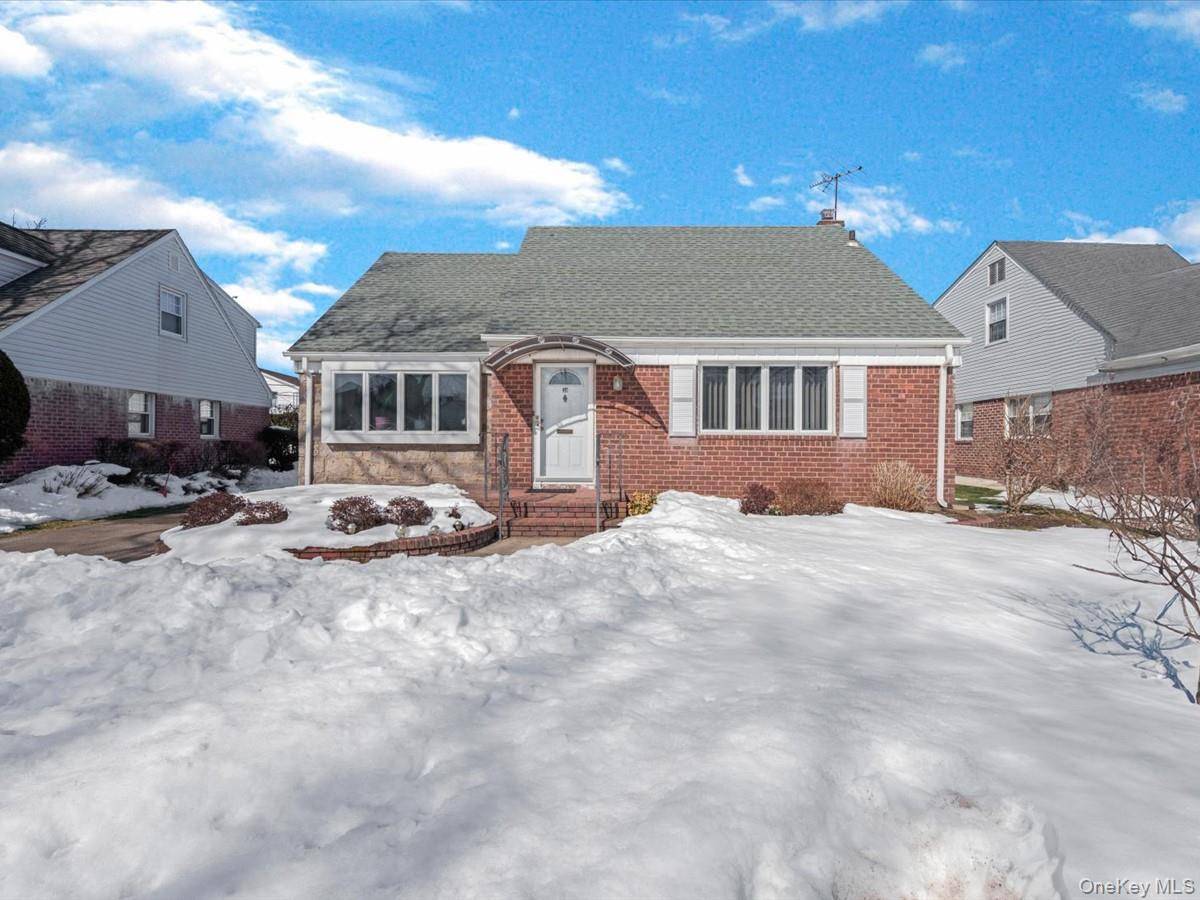4 Bedroom Home for Sale in New Hyde Park - New York - USA - 1