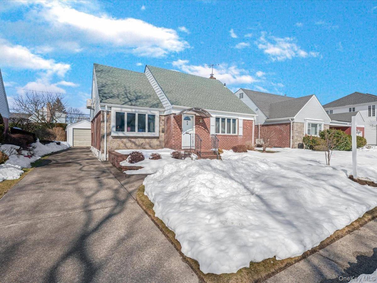 4 Bedroom Home for Sale in New Hyde Park - New York - USA - 2