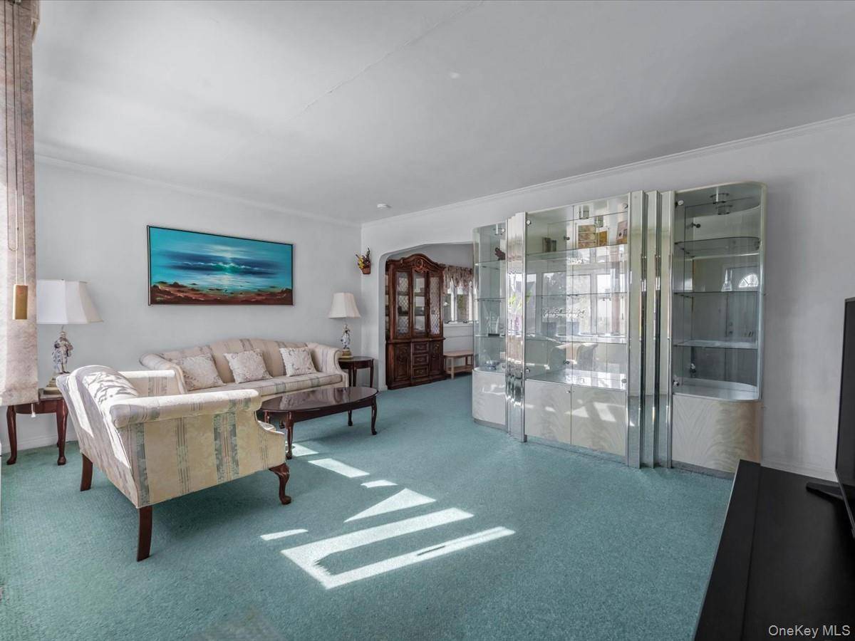 4 Bedroom Home for Sale in New Hyde Park - New York - USA - 3