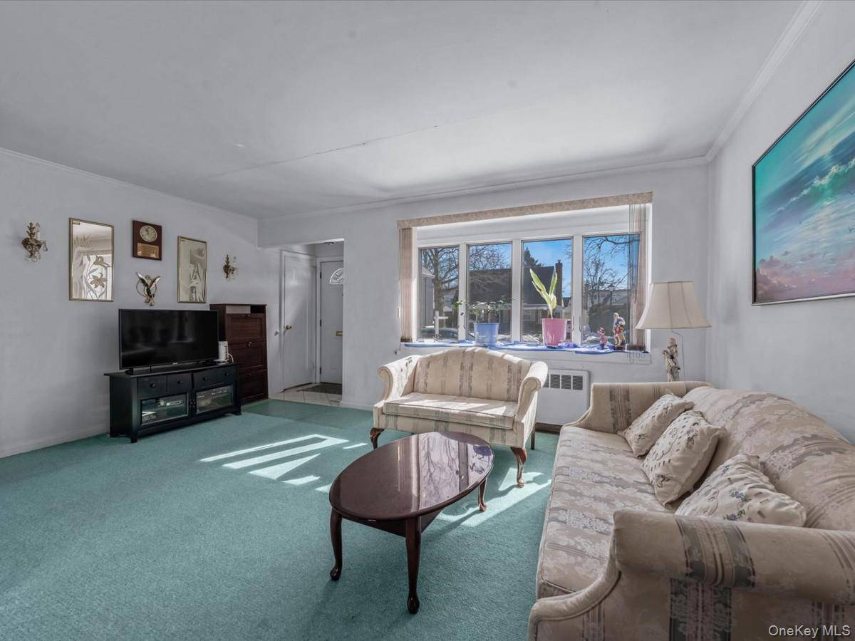 4 Bedroom Home for Sale in New Hyde Park - New York - USA - 4