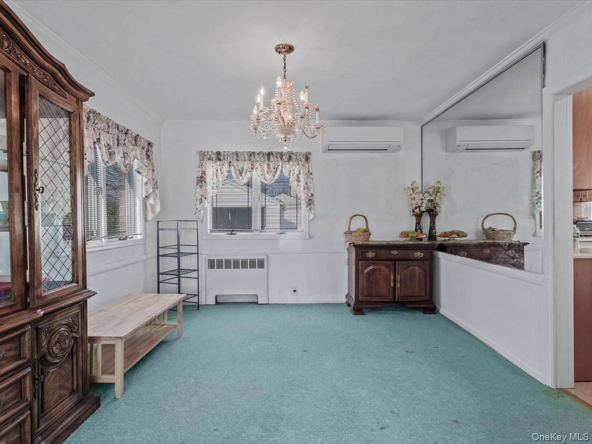 4 Bedroom Home for Sale in New Hyde Park - New York - USA - 6