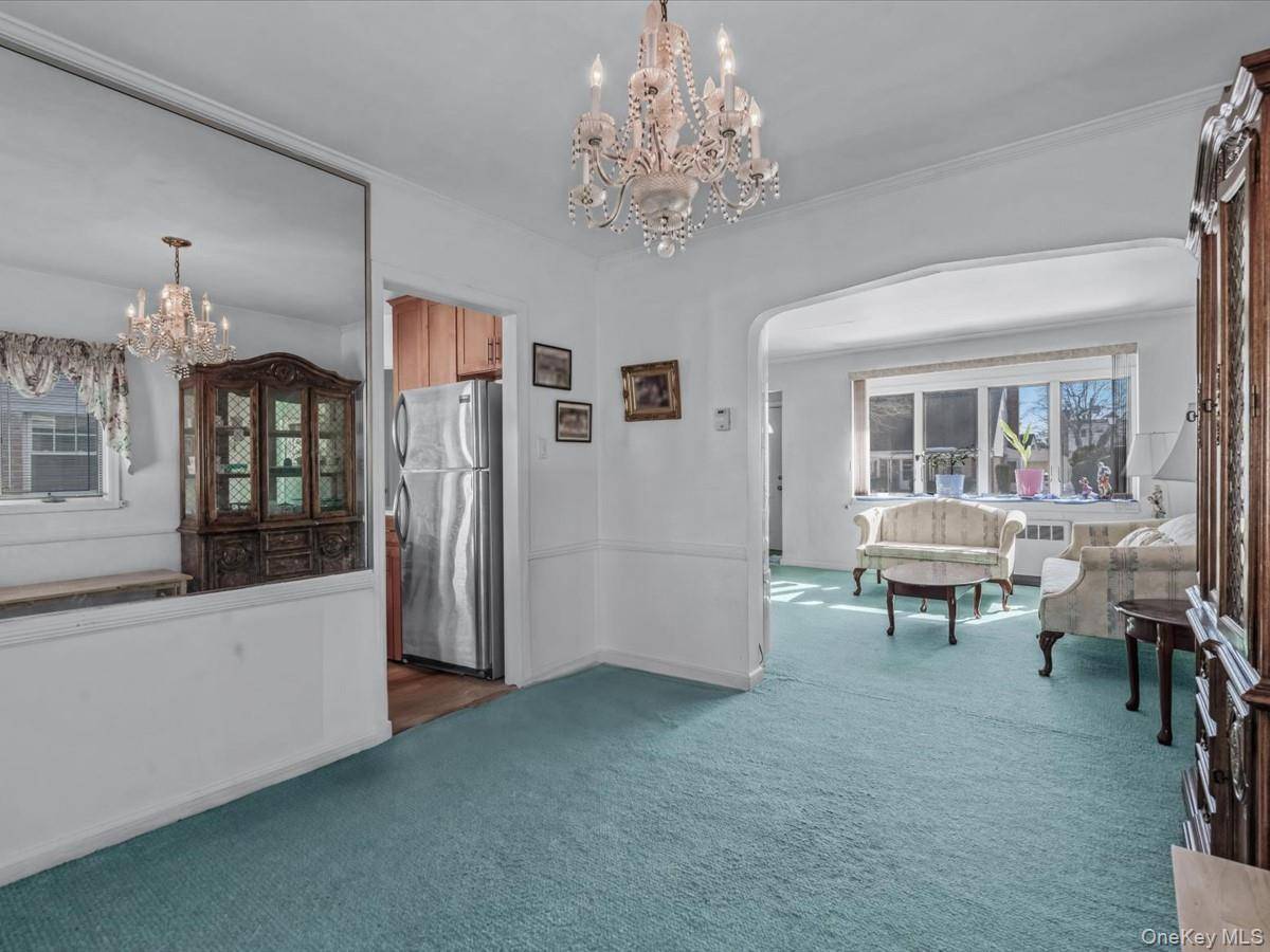 4 Bedroom Home for Sale in New Hyde Park - New York - USA - 7