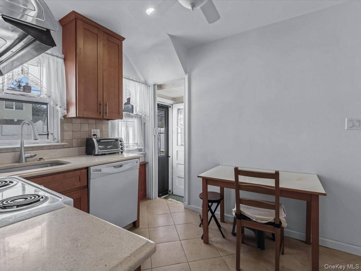 4 Bedroom Home for Sale in New Hyde Park - New York - USA - 8