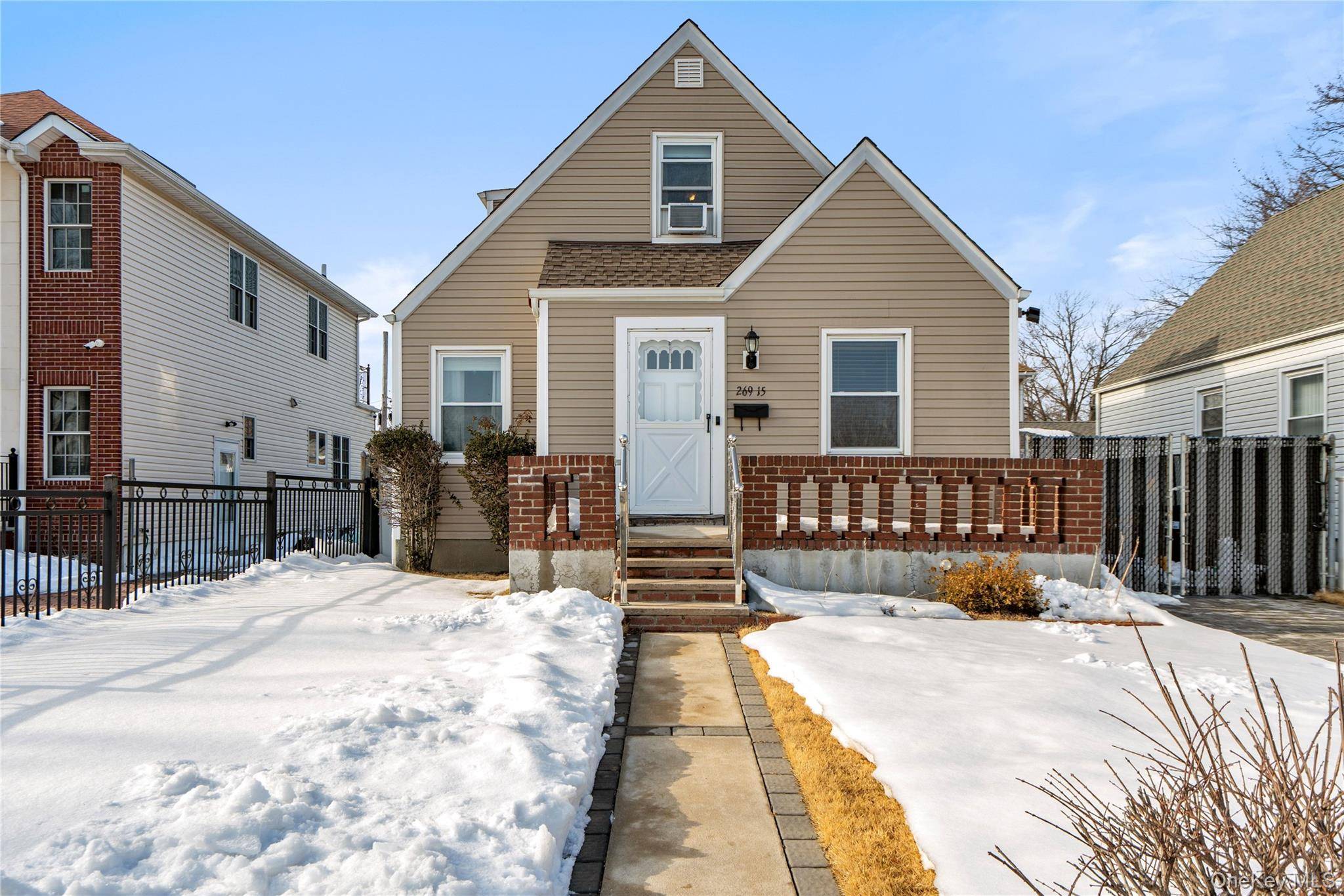 4 Bedroom Home for Sale in New Hyde Park - New York - USA - 1