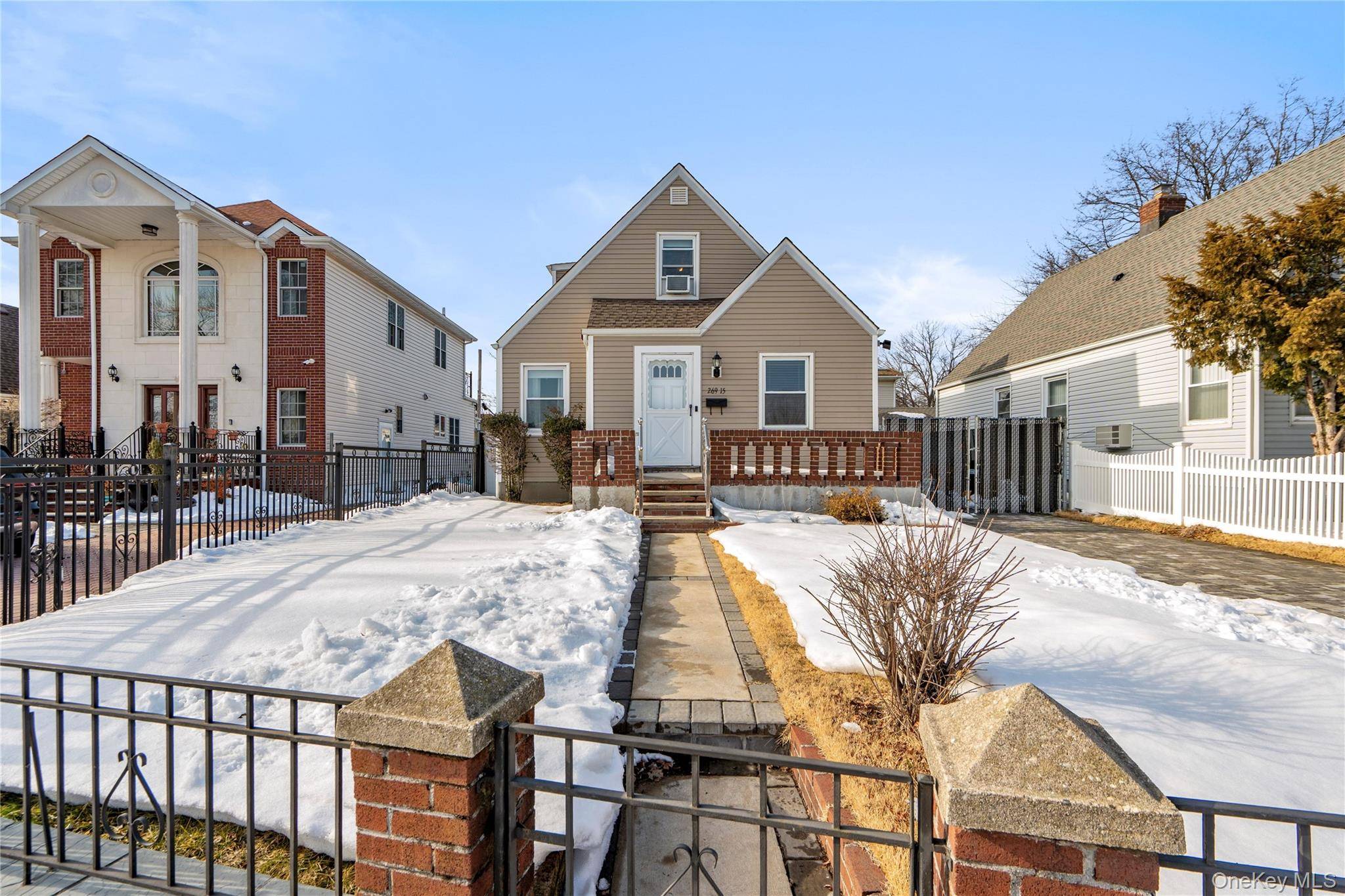 4 Bedroom Home for Sale in New Hyde Park - New York - USA - 2