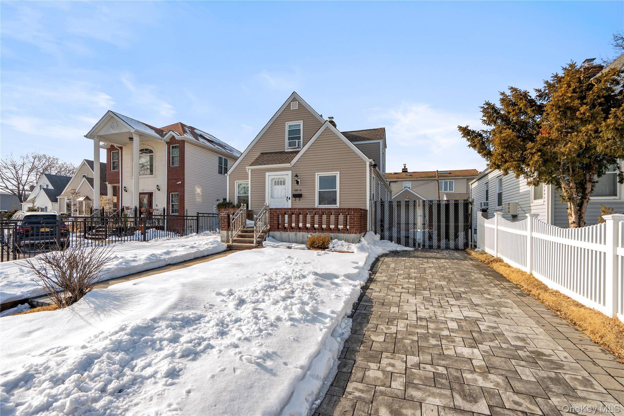 4 Bedroom Home for Sale in New Hyde Park - New York - USA - 3