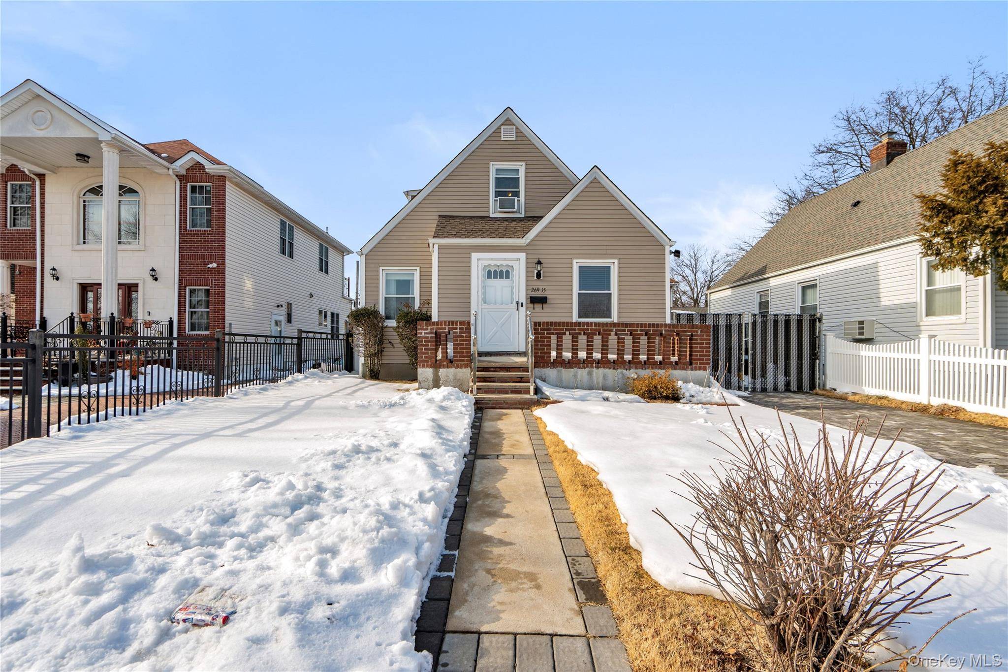 4 Bedroom Home for Sale in New Hyde Park - New York - USA - 4