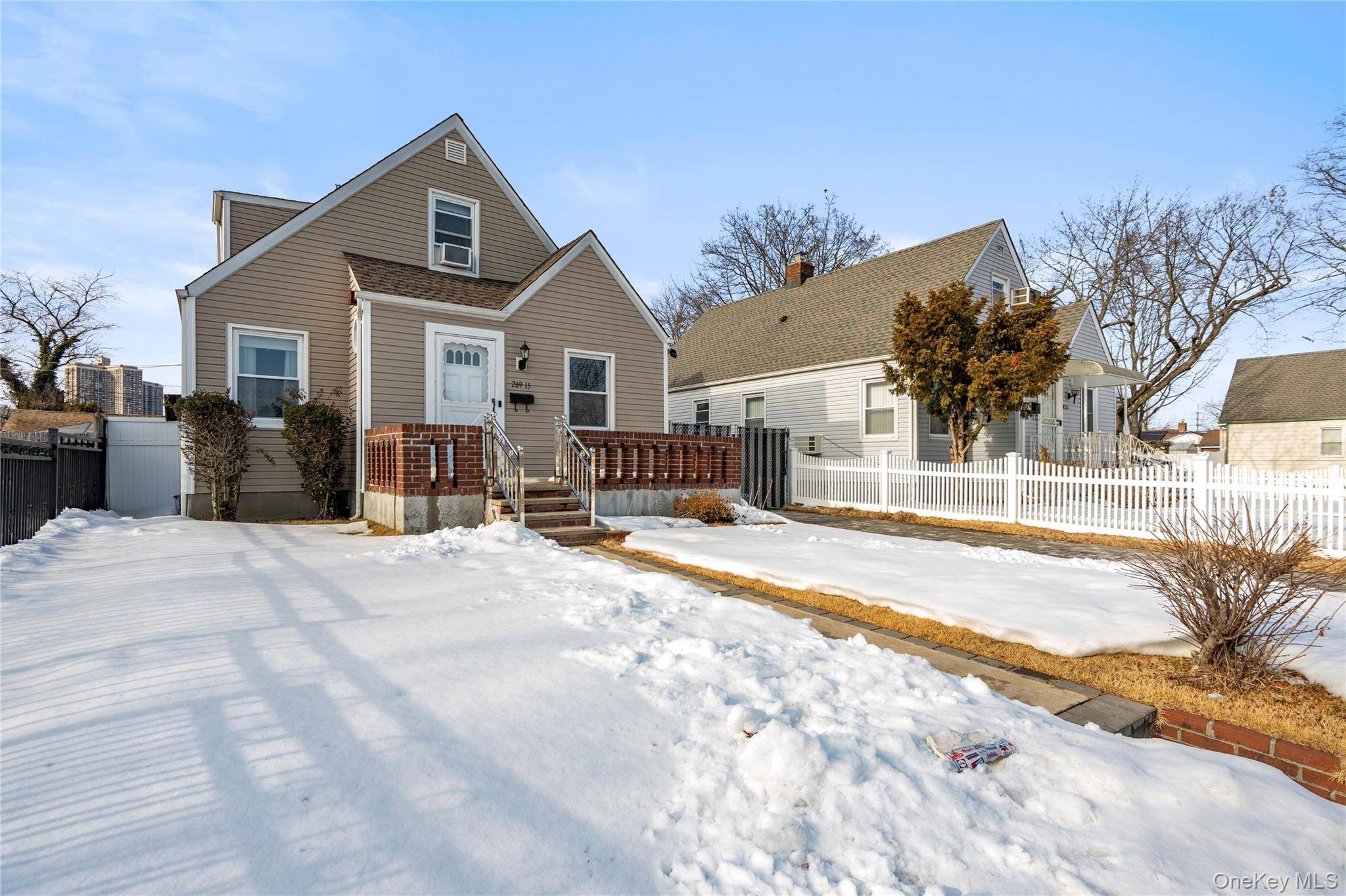 4 Bedroom Home for Sale in New Hyde Park - New York - USA - 5