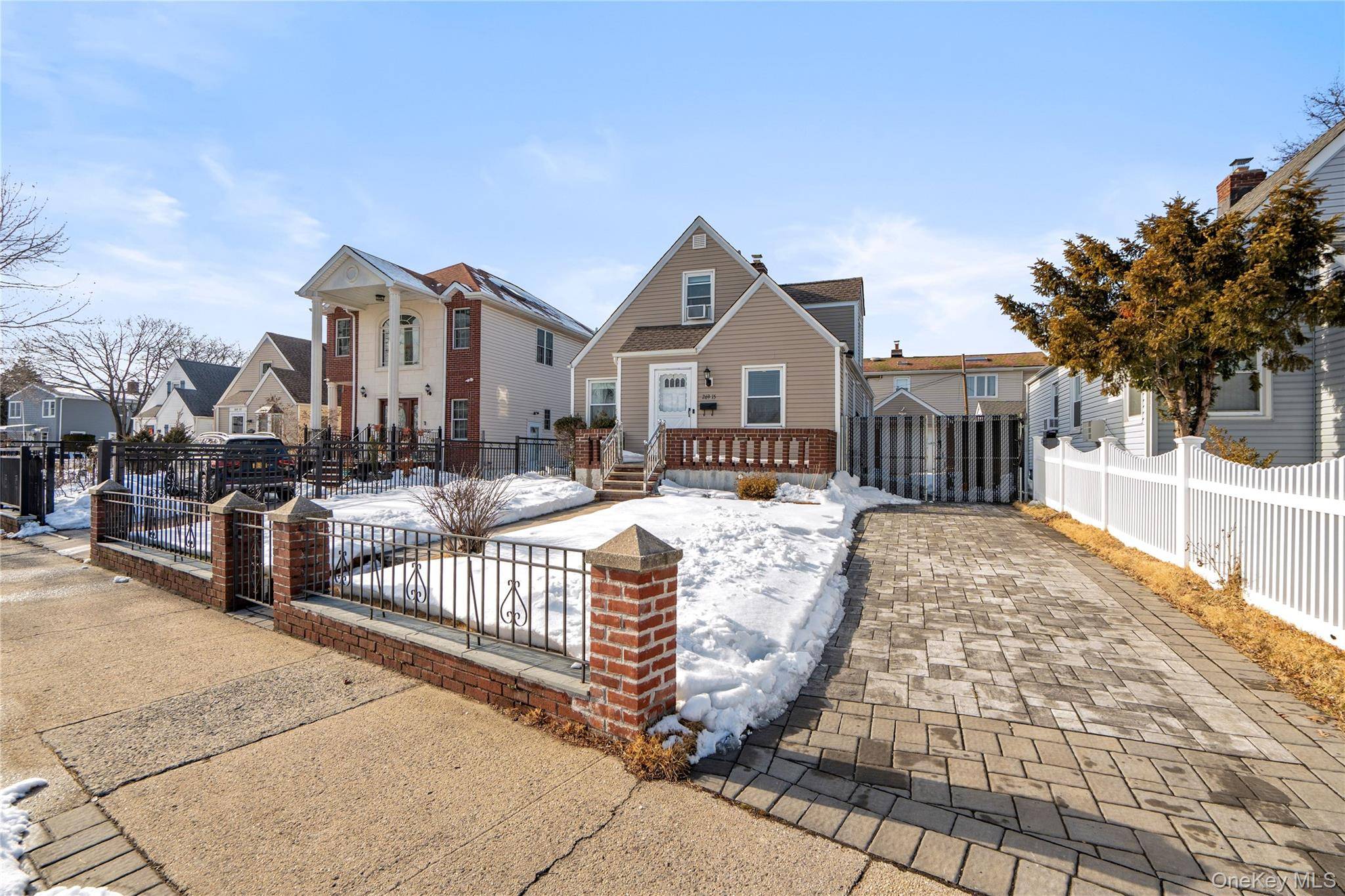 4 Bedroom Home for Sale in New Hyde Park - New York - USA - 6
