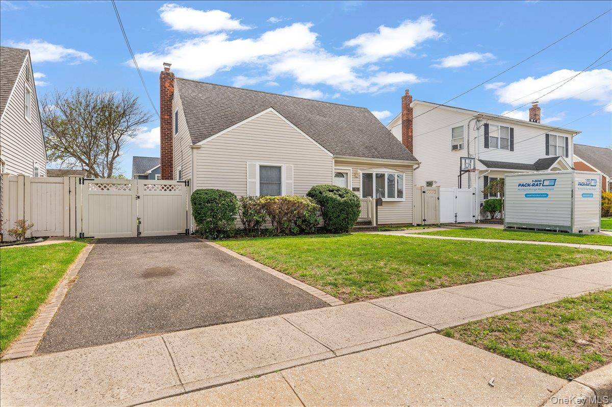 Hogar con 4 Dormitorios en Venta en Plainview - Nueva York - EE. UU. - 2