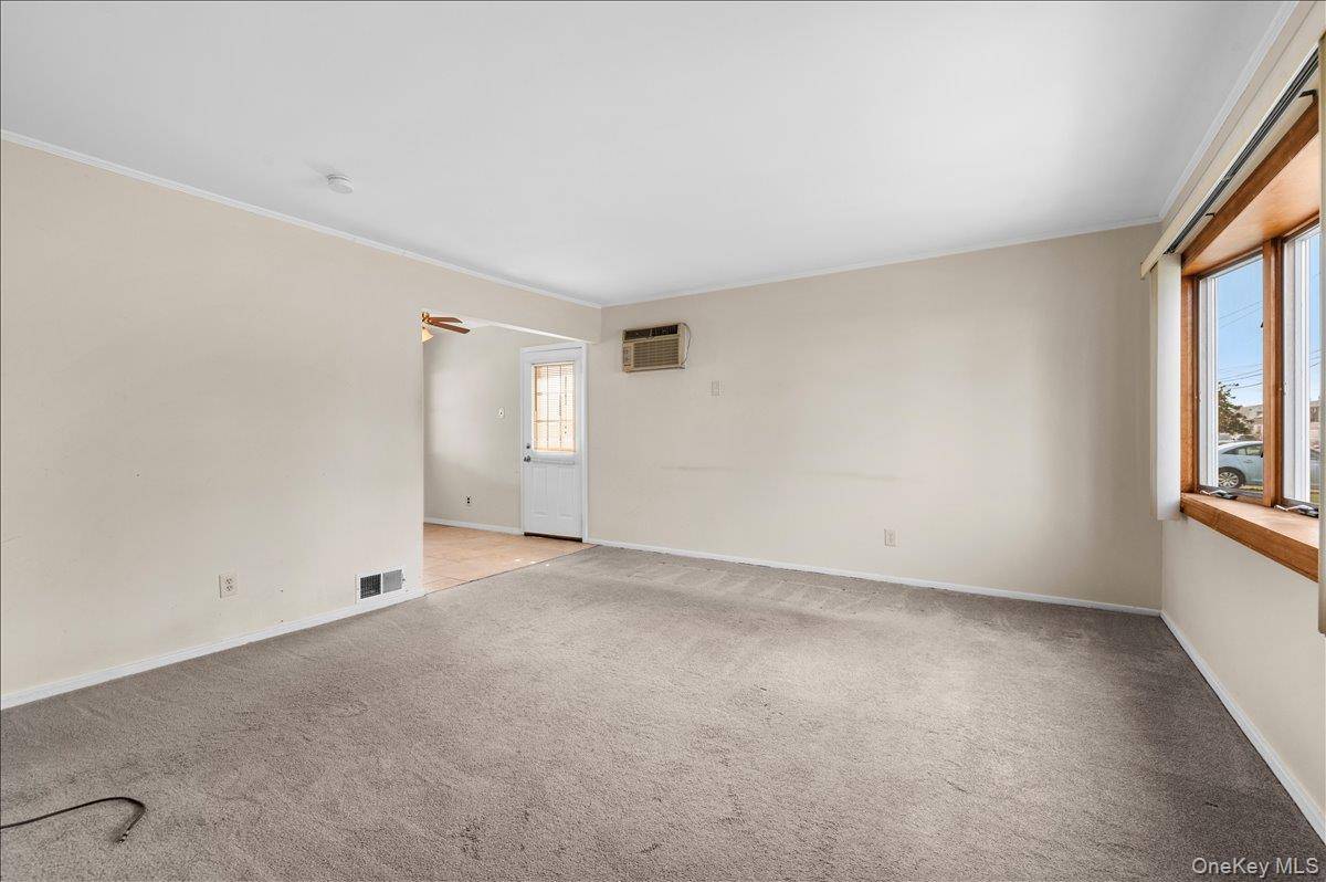 Hogar con 4 Dormitorios en Venta en Plainview - Nueva York - EE. UU. - 3