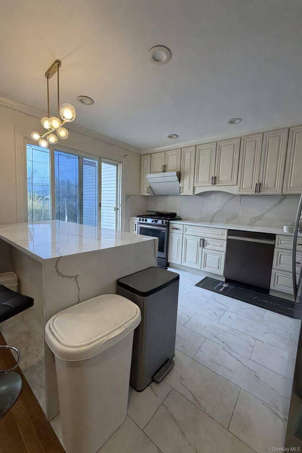 Hogar con 4 Dormitorios en Venta en Plainview - Nueva York - EE. UU. - 2