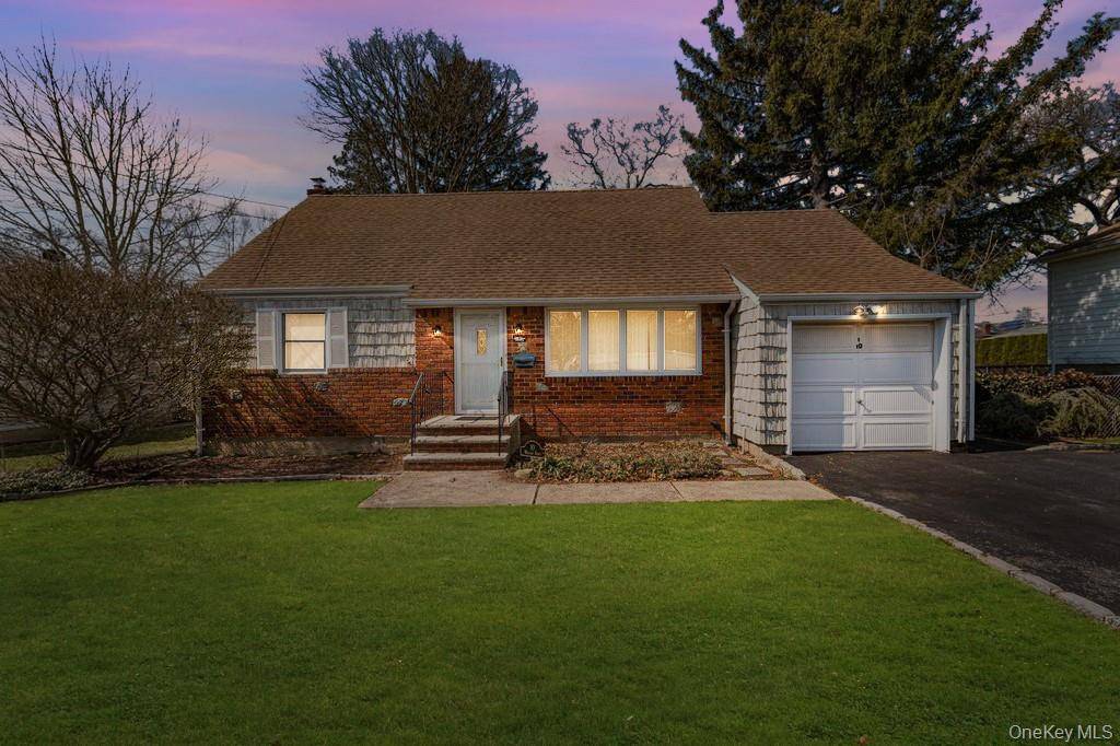 Hogar con 4 Dormitorios en Venta en Plainview - Nueva York - EE. UU. - 1