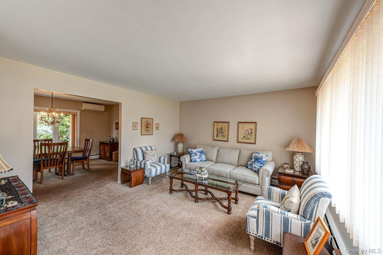 Hogar con 4 Dormitorios en Venta en Plainview - Nueva York - EE. UU. - 2