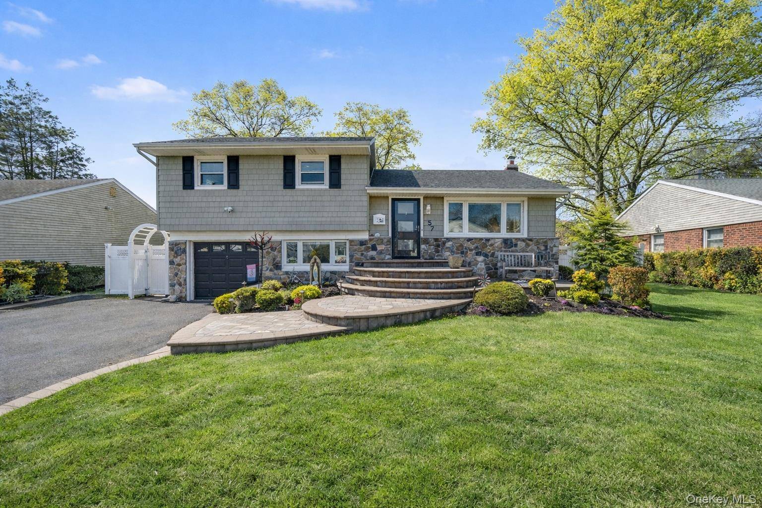 Hogar con 4 Dormitorios en Venta en Plainview - Nueva York - EE. UU. - 1