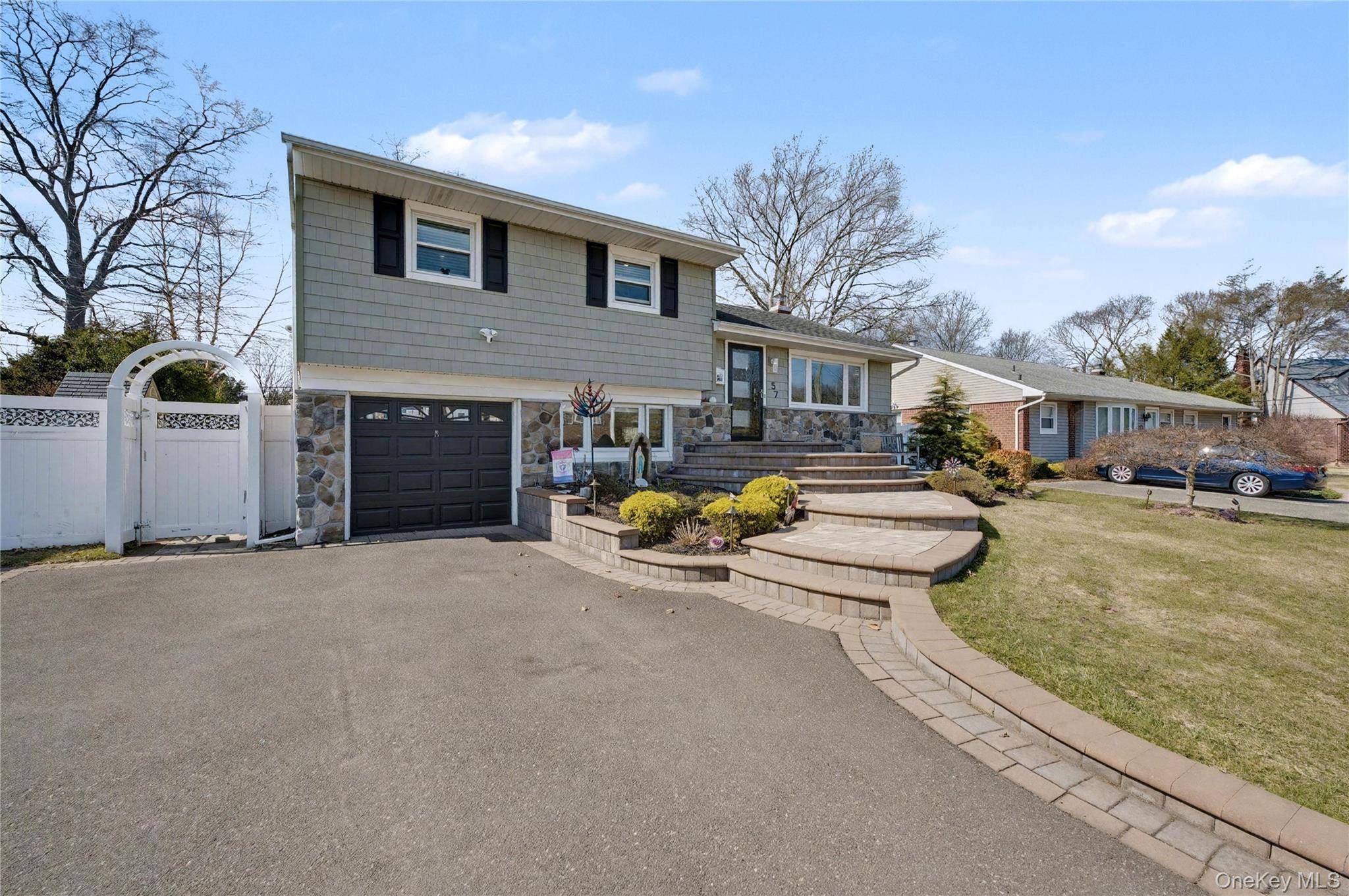 Hogar con 4 Dormitorios en Venta en Plainview - Nueva York - EE. UU. - 2