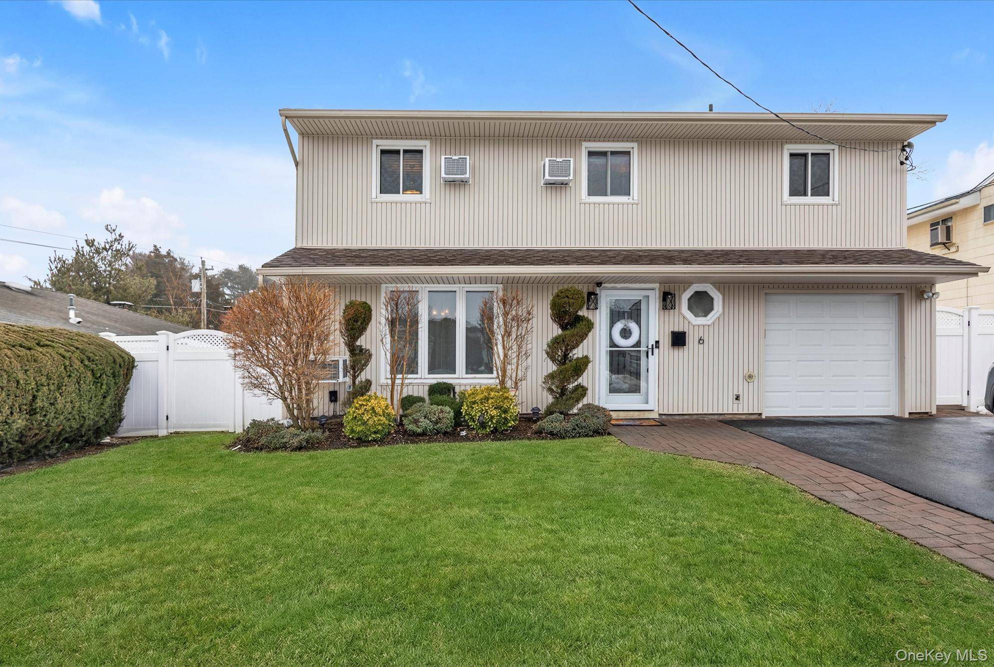 Hogar con 4 Dormitorios en Venta en Plainview - Nueva York - EE. UU. - 1