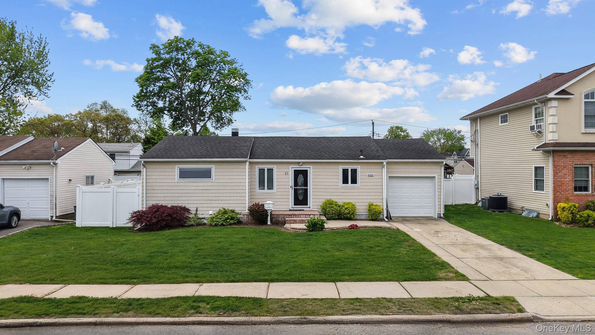 Hogar con 4 Dormitorios en Venta en Plainview - Nueva York - EE. UU. - 1