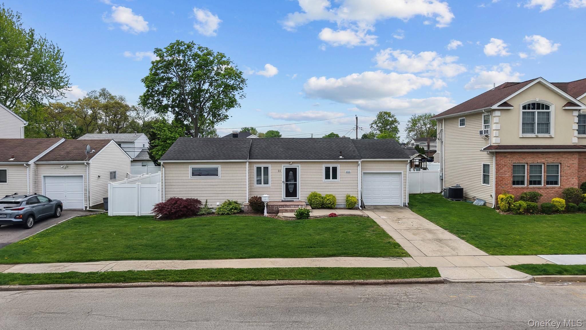 Hogar con 4 Dormitorios en Venta en Plainview - Nueva York - EE. UU. - 2