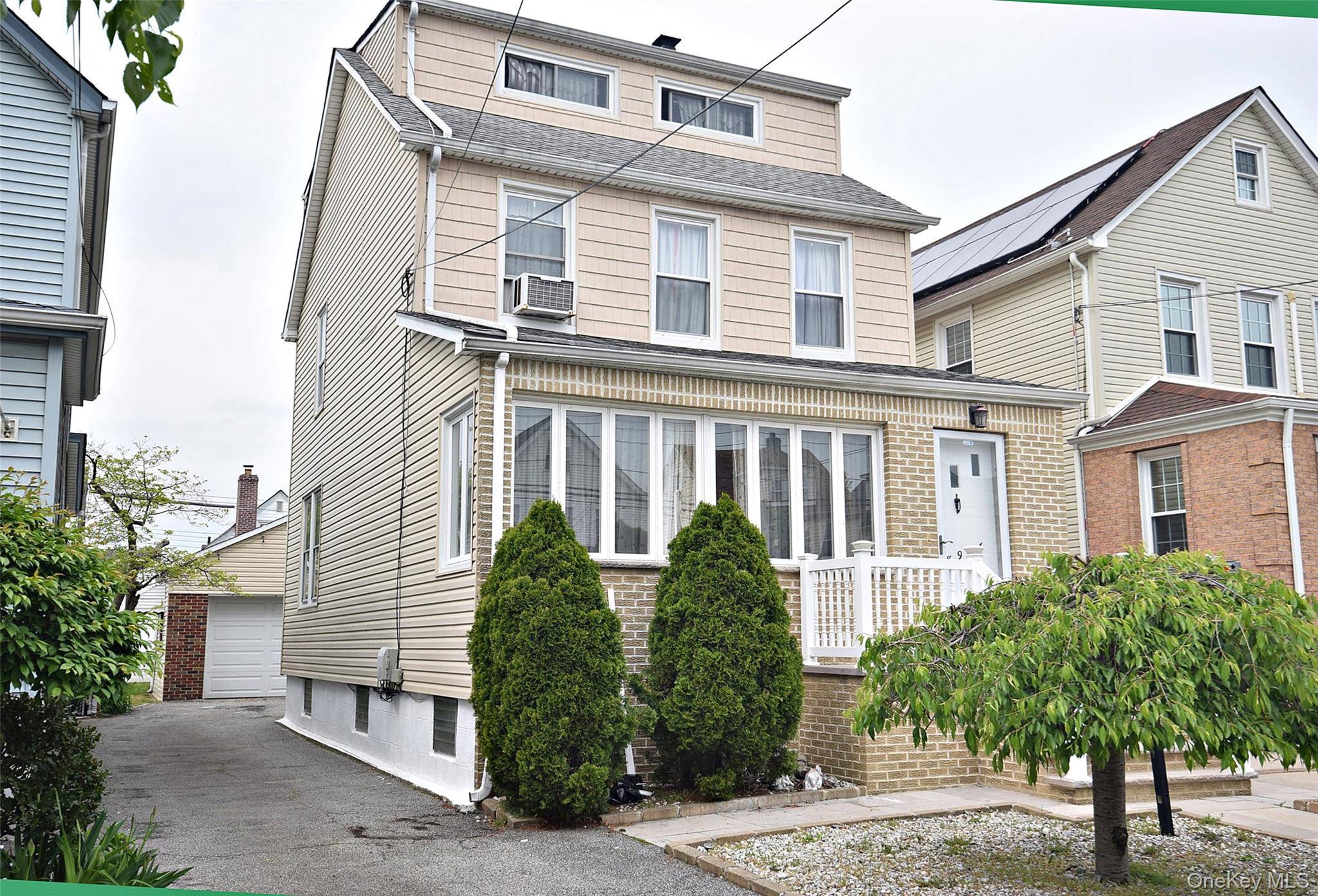 4 Bedroom Home for Sale in Queens Village - New York - USA - 2