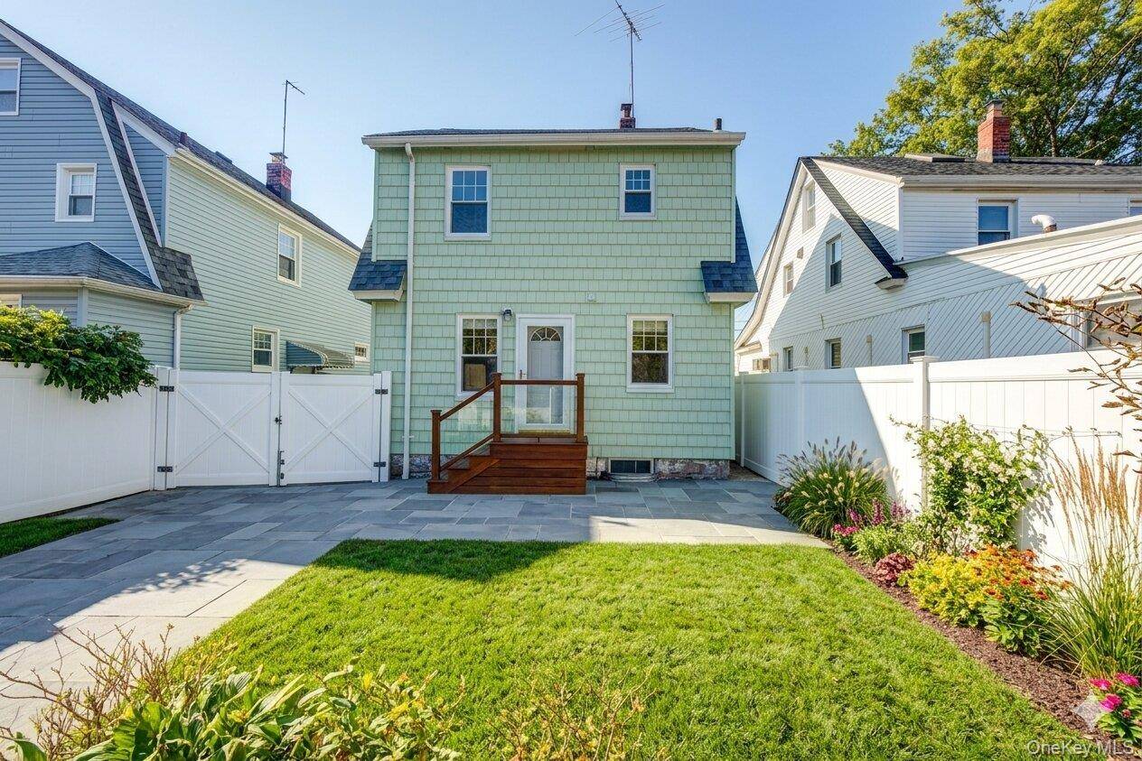 4 Bedroom Home for Sale in Queens Village - New York - USA - 3