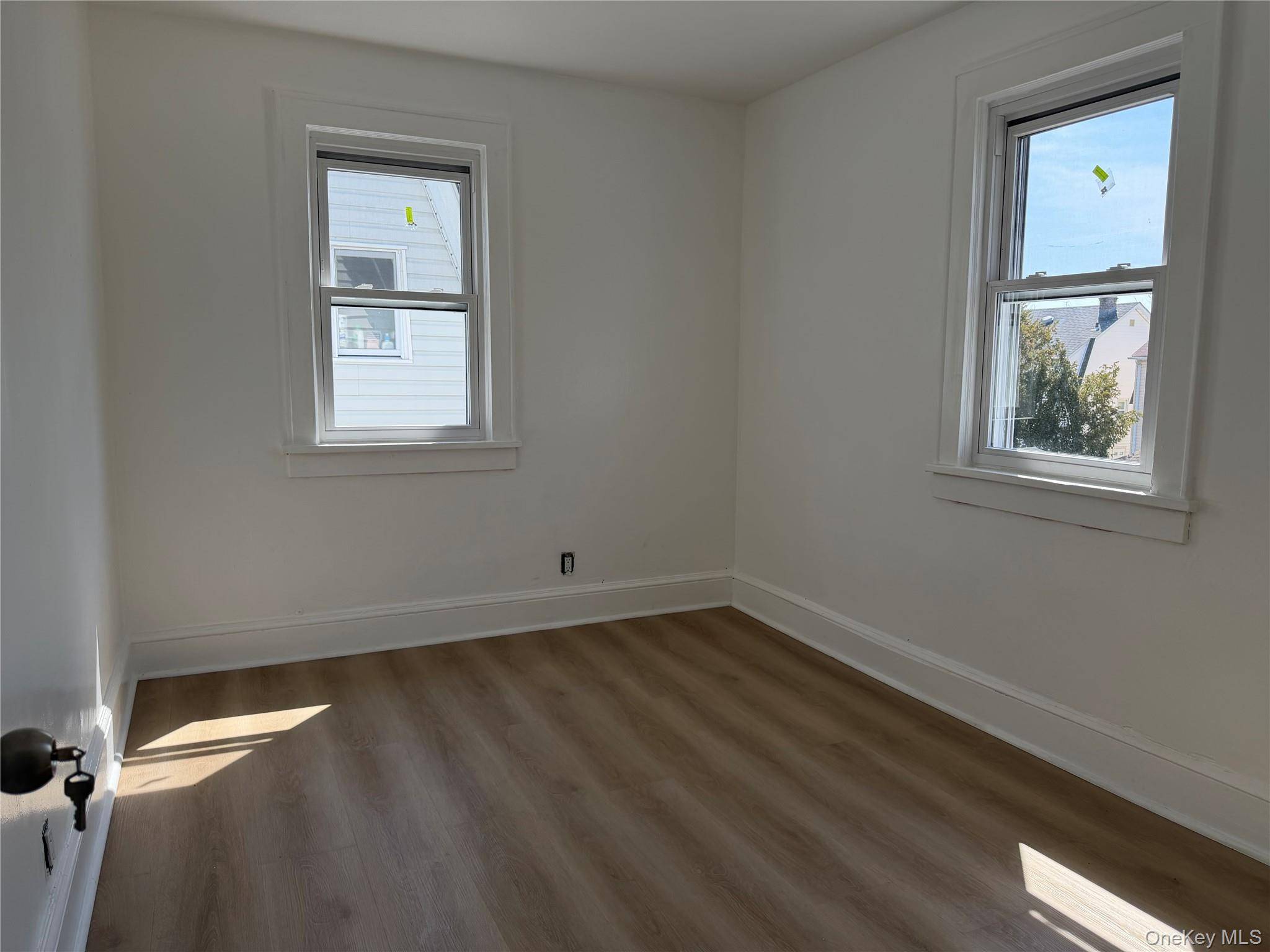 4 Bedroom Home for Sale in Queens Village - New York - USA - 7