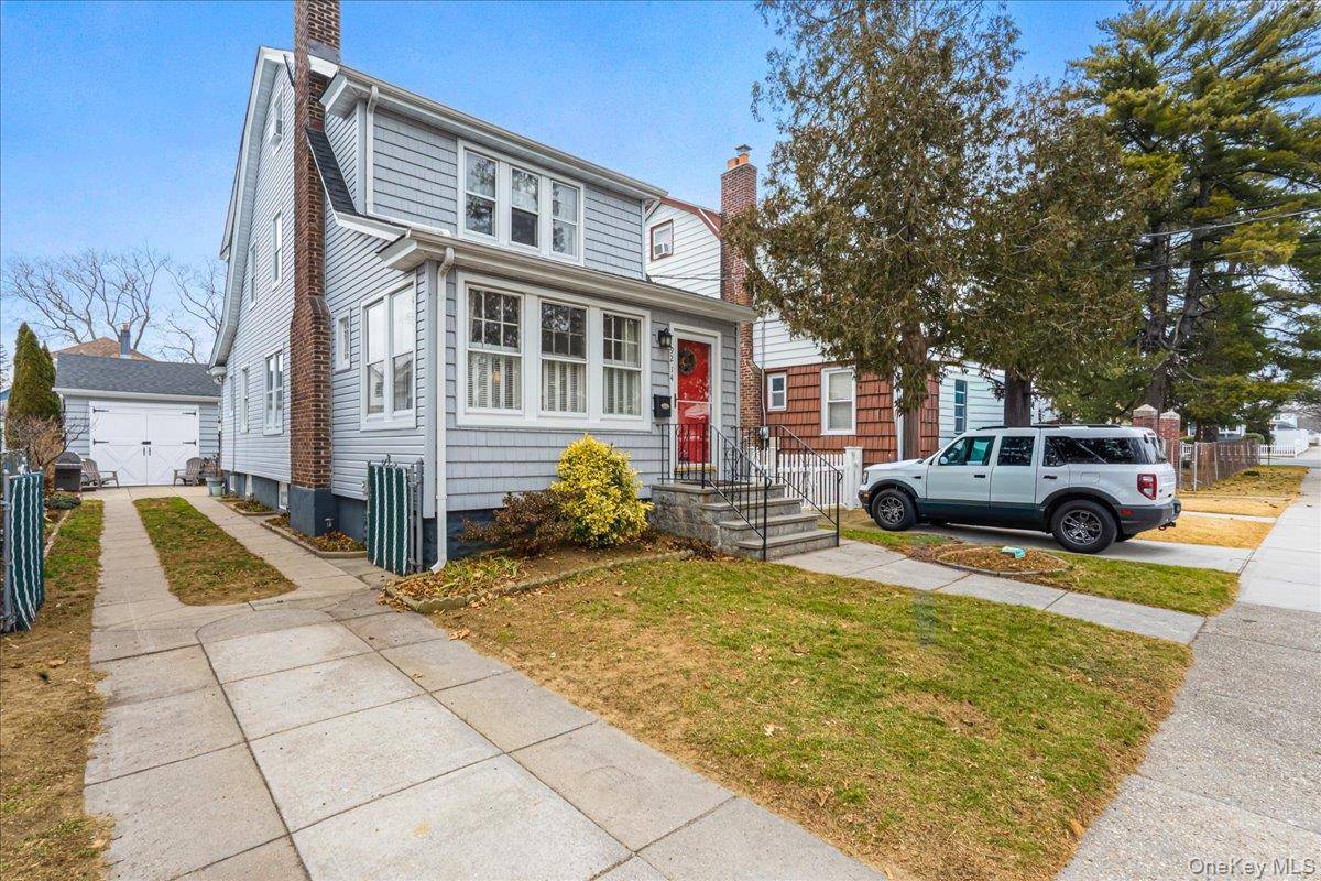 4 Bedroom Home for Sale in Queens Village - New York - USA - 3