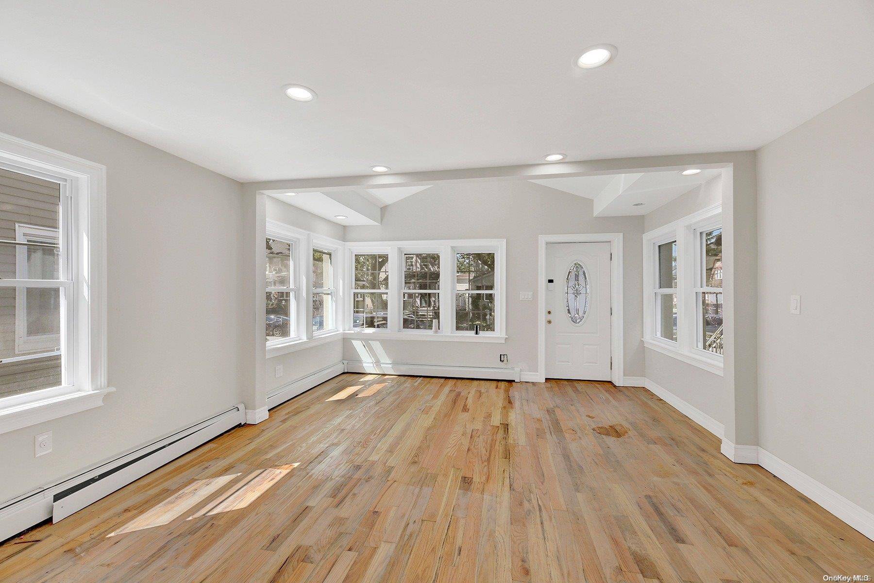 4 Bedroom Home for Sale in Queens Village - New York - USA - 3