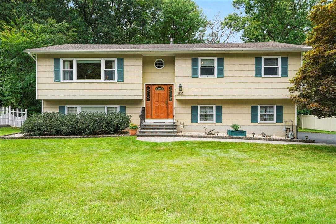 Casa com 4 Quartos à Venda em Suffern - Nova Iorque - EUA - 1
