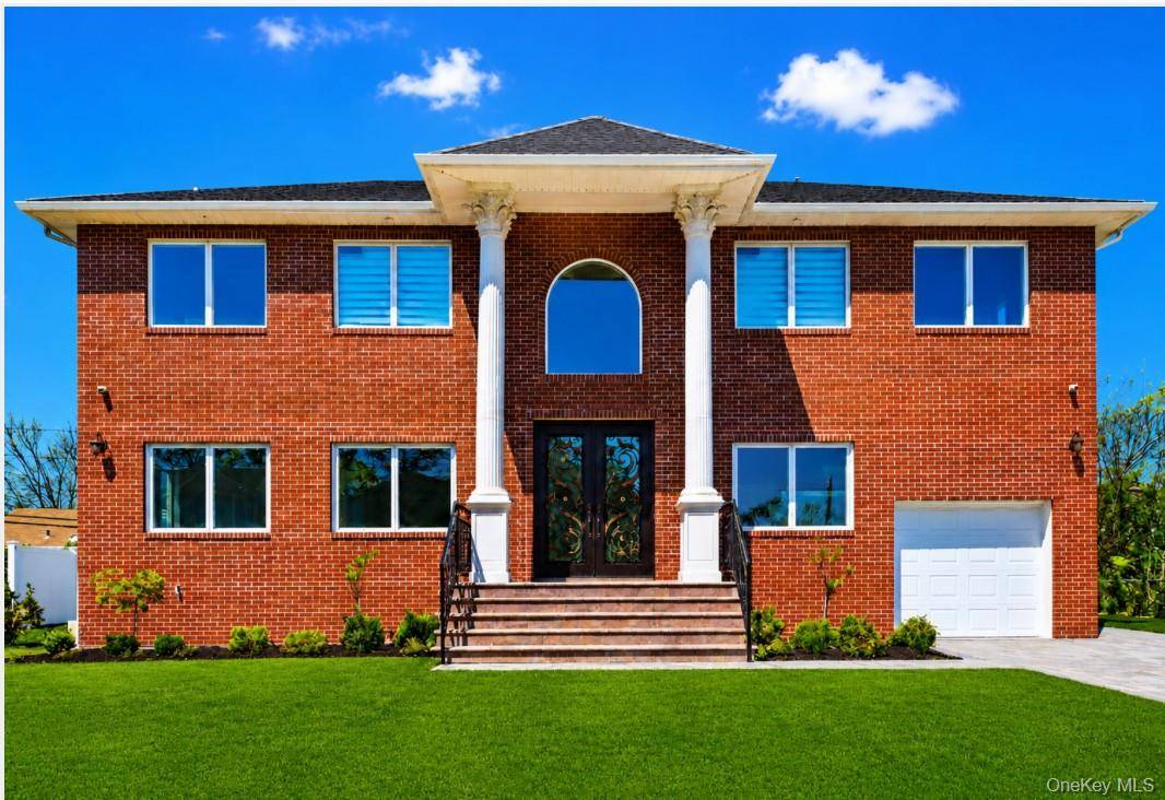 5 Bedroom Home for Sale in New Hyde Park - New York - USA - 1