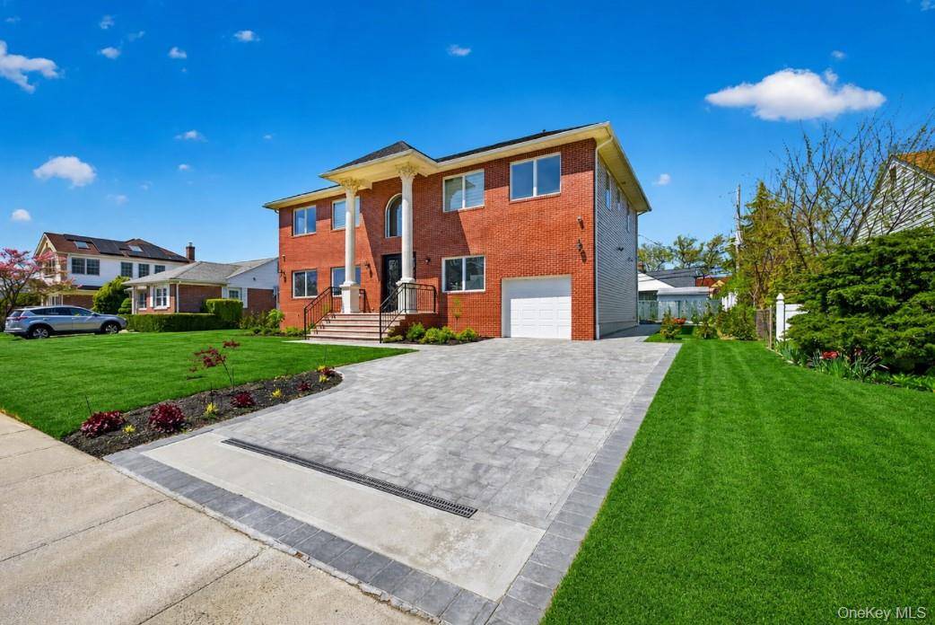 5 Bedroom Home for Sale in New Hyde Park - New York - USA - 2