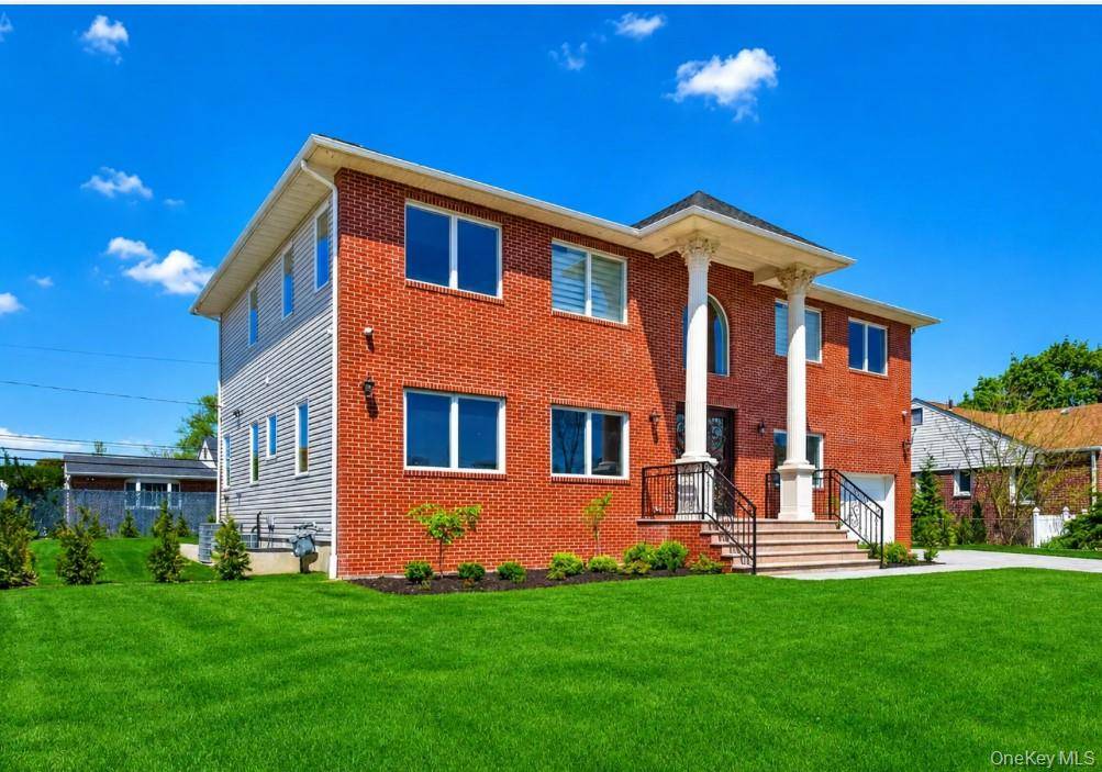 5 Bedroom Home for Sale in New Hyde Park - New York - USA - 3