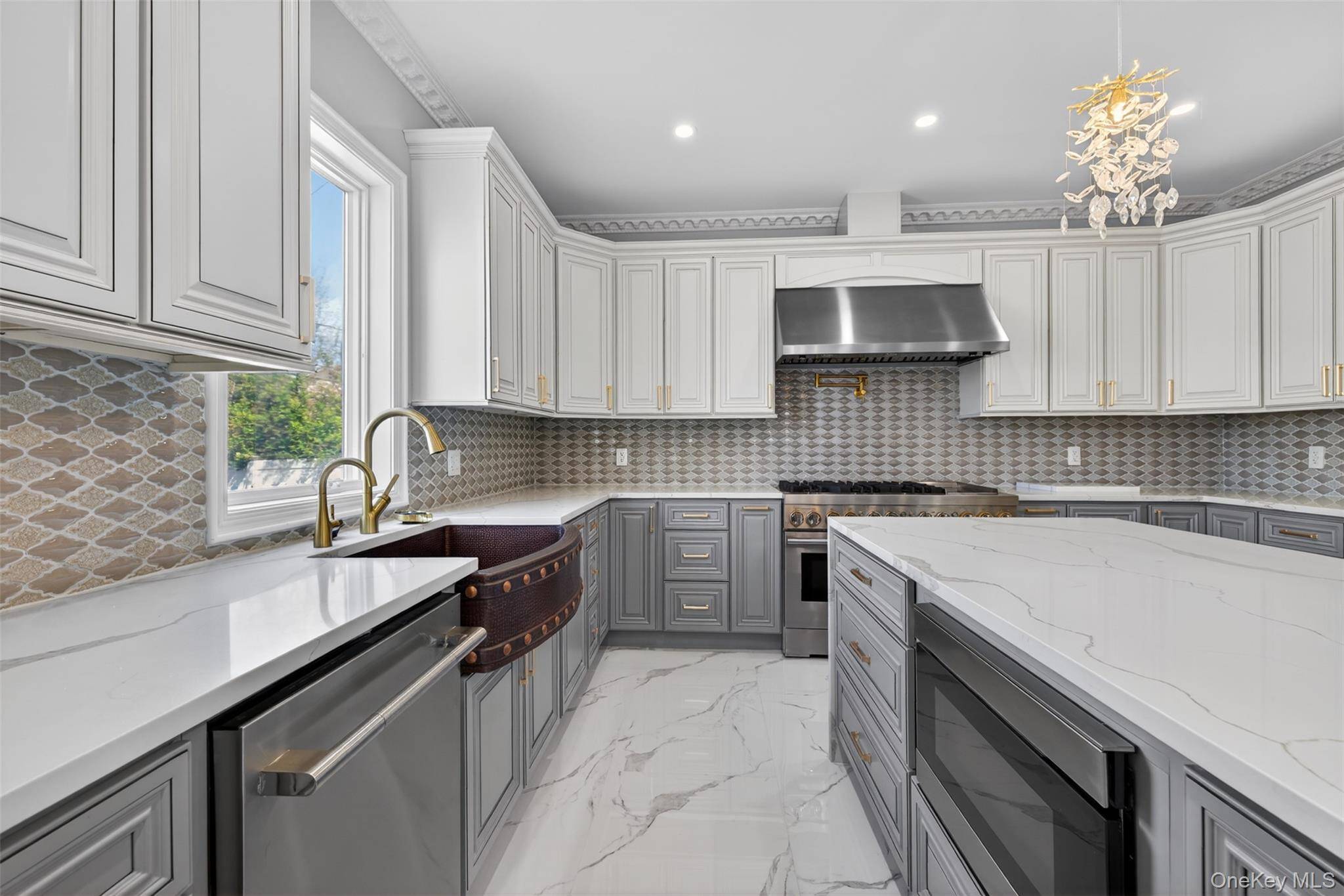 5 Bedroom Home for Sale in New Hyde Park - New York - USA - 6