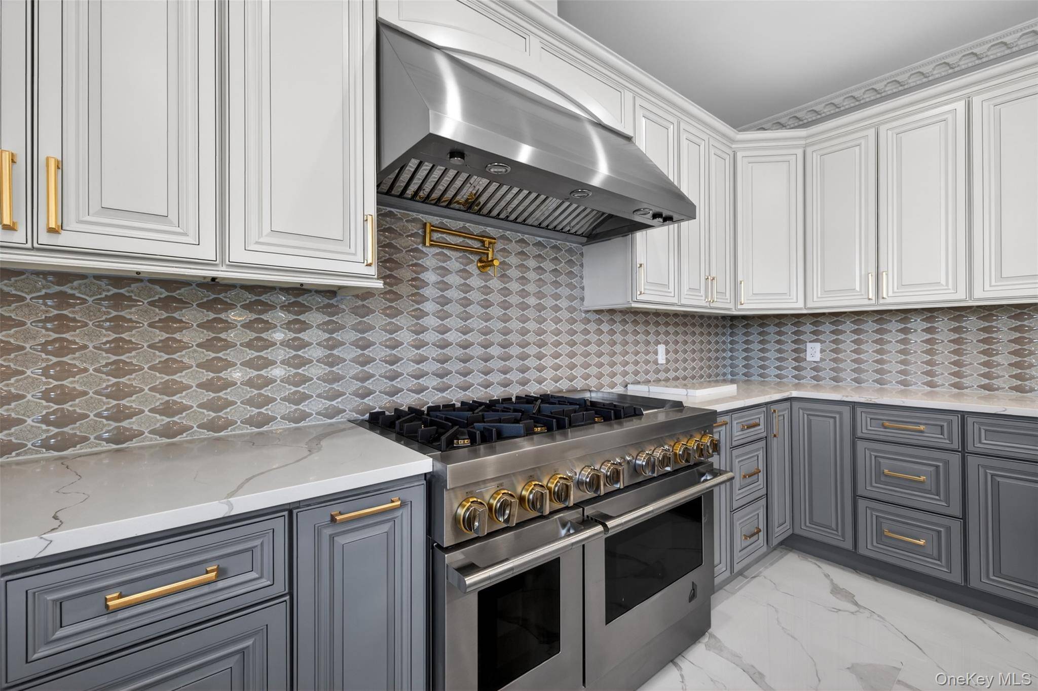 5 Bedroom Home for Sale in New Hyde Park - New York - USA - 7