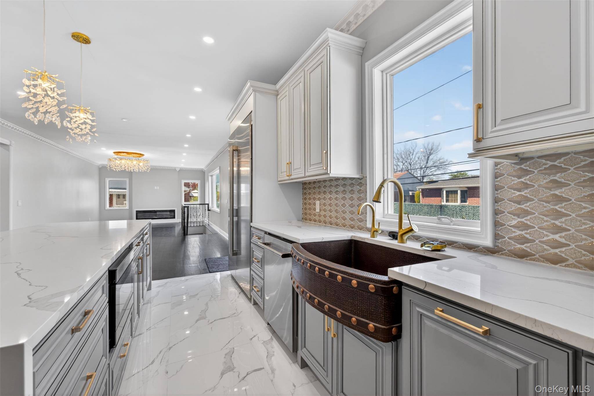 5 Bedroom Home for Sale in New Hyde Park - New York - USA - 8