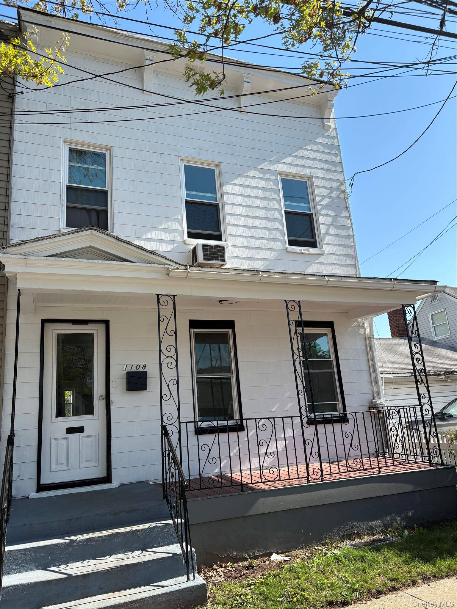 5 Bedroom Home for Sale in New Hyde Park - New York - USA - 1